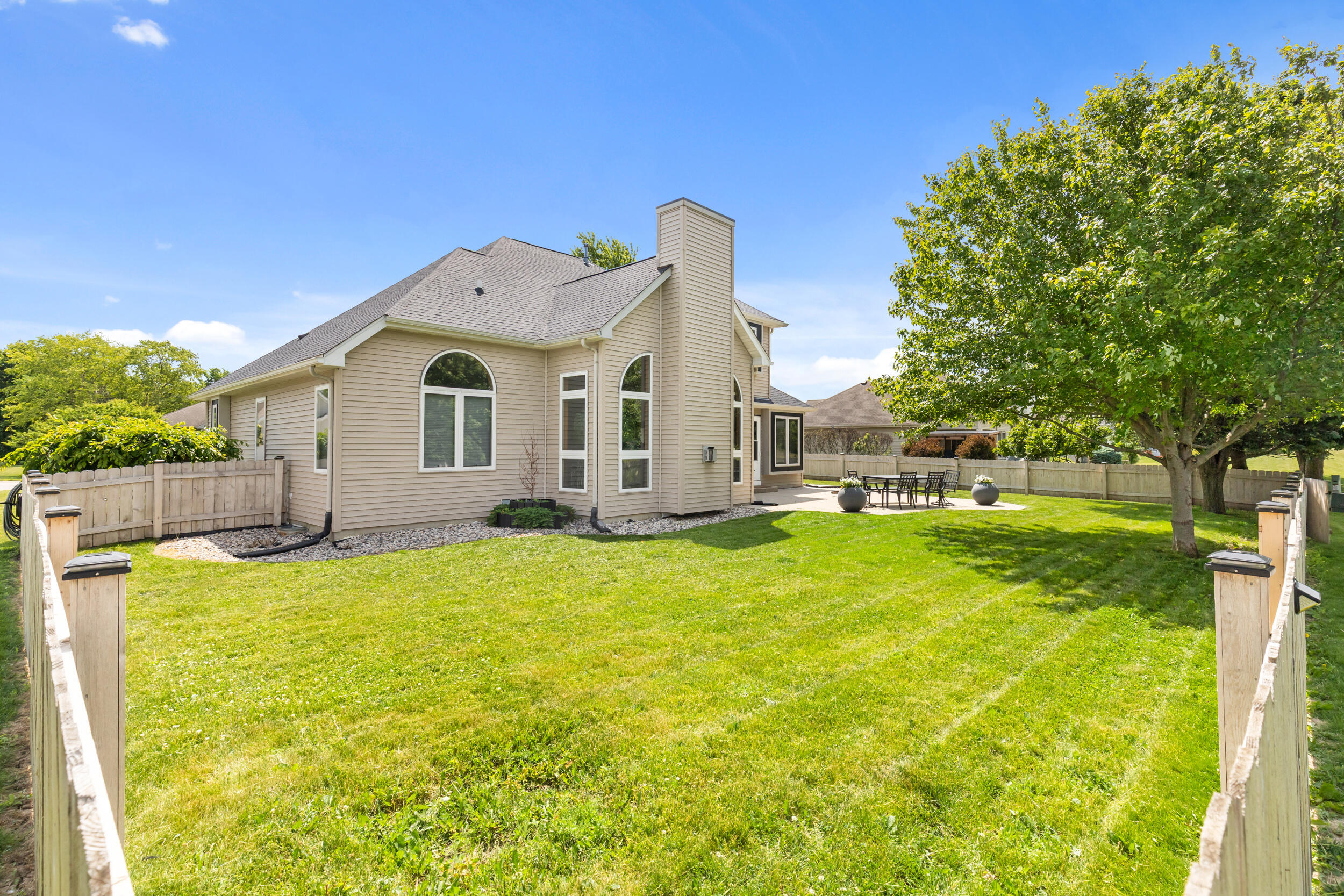3950 Royal Oaks Dr