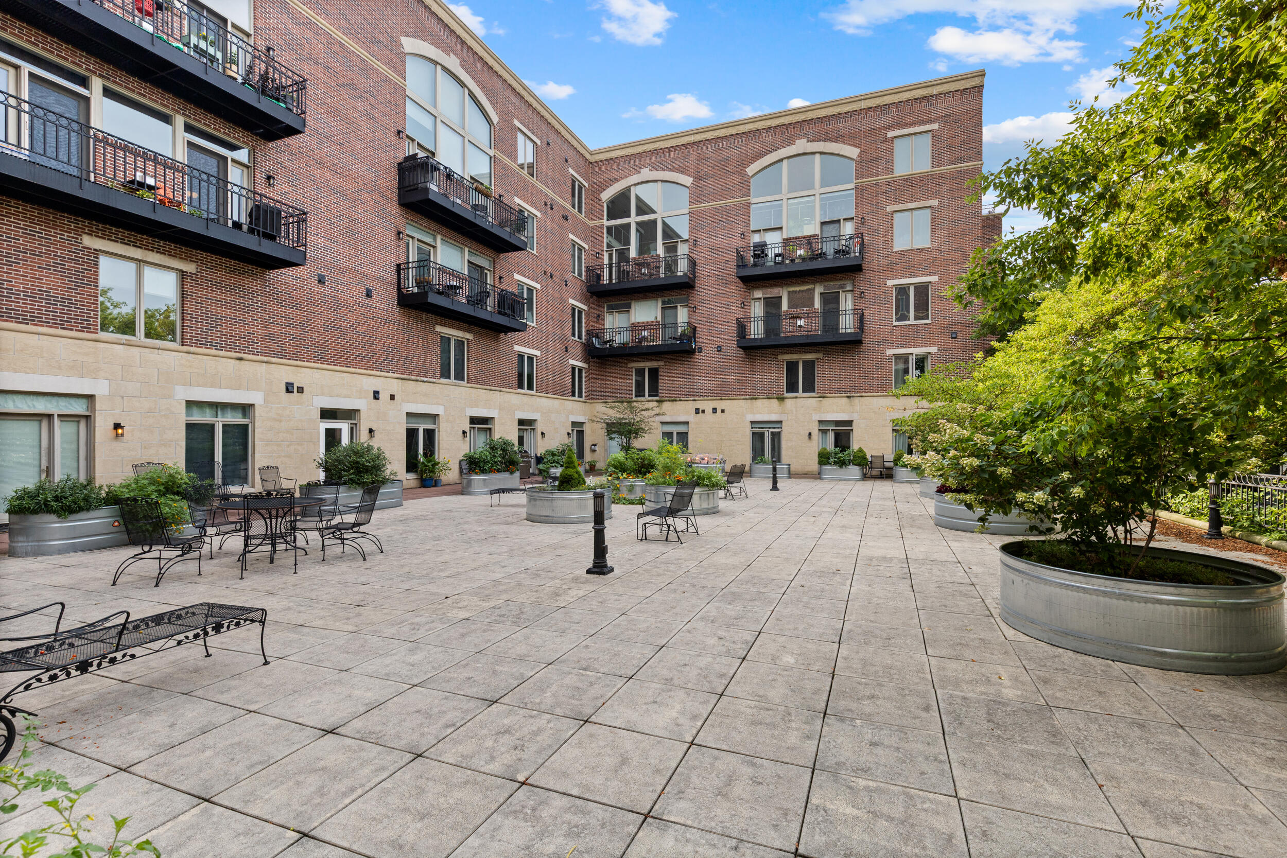 1515 N Van Buren St, 403