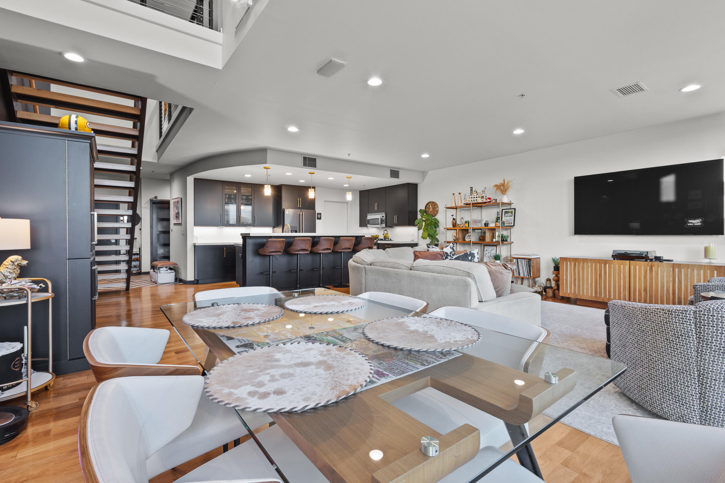 311 E Erie St, 408