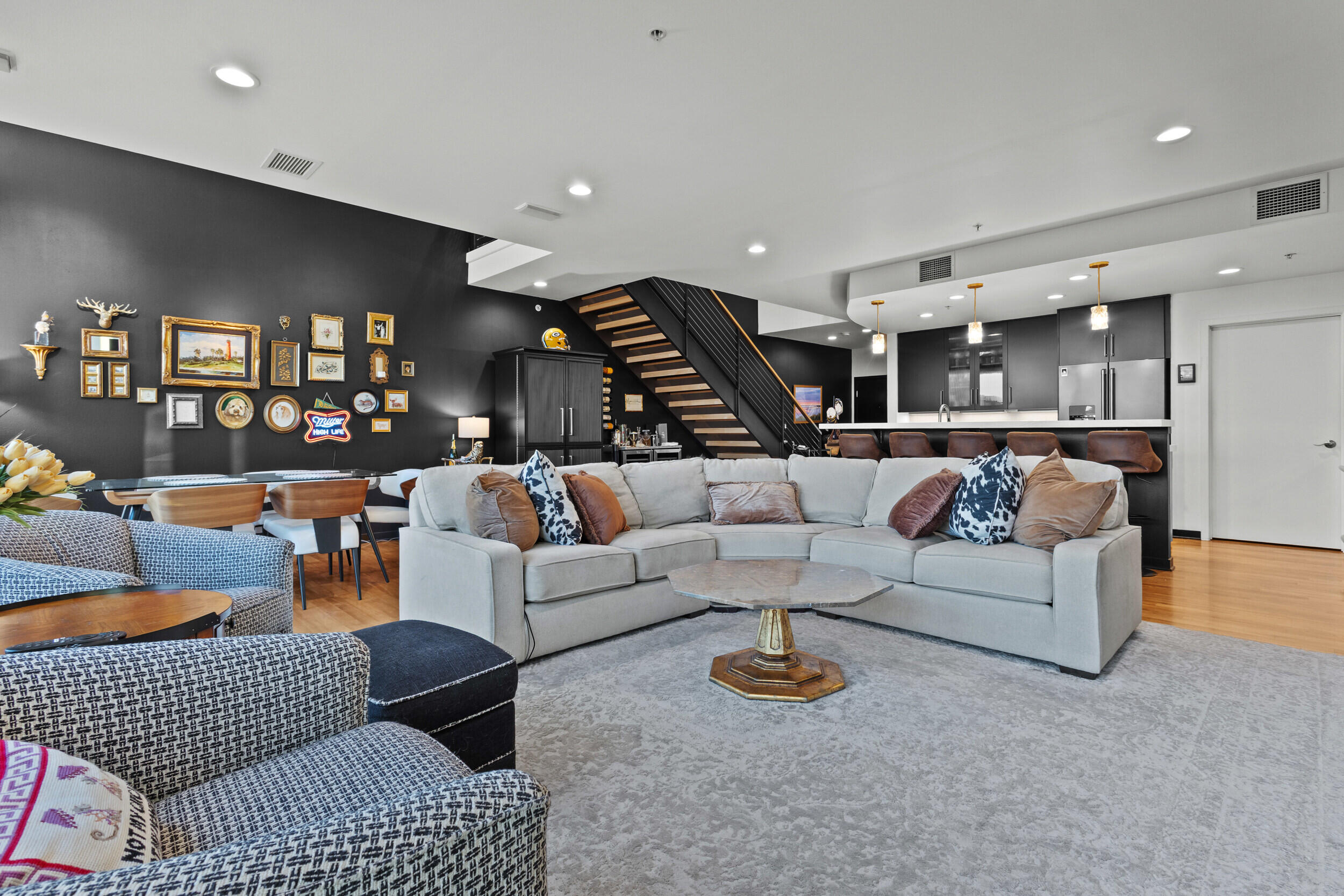 311 E Erie St, 408