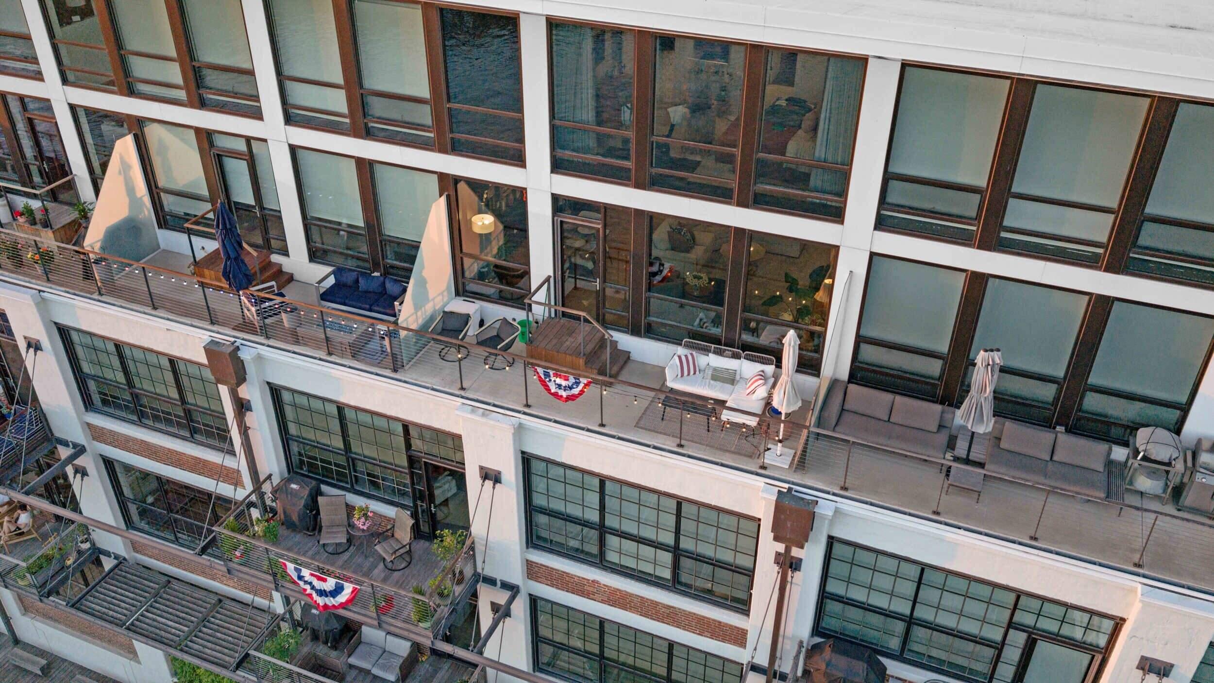 311 E Erie St, 408