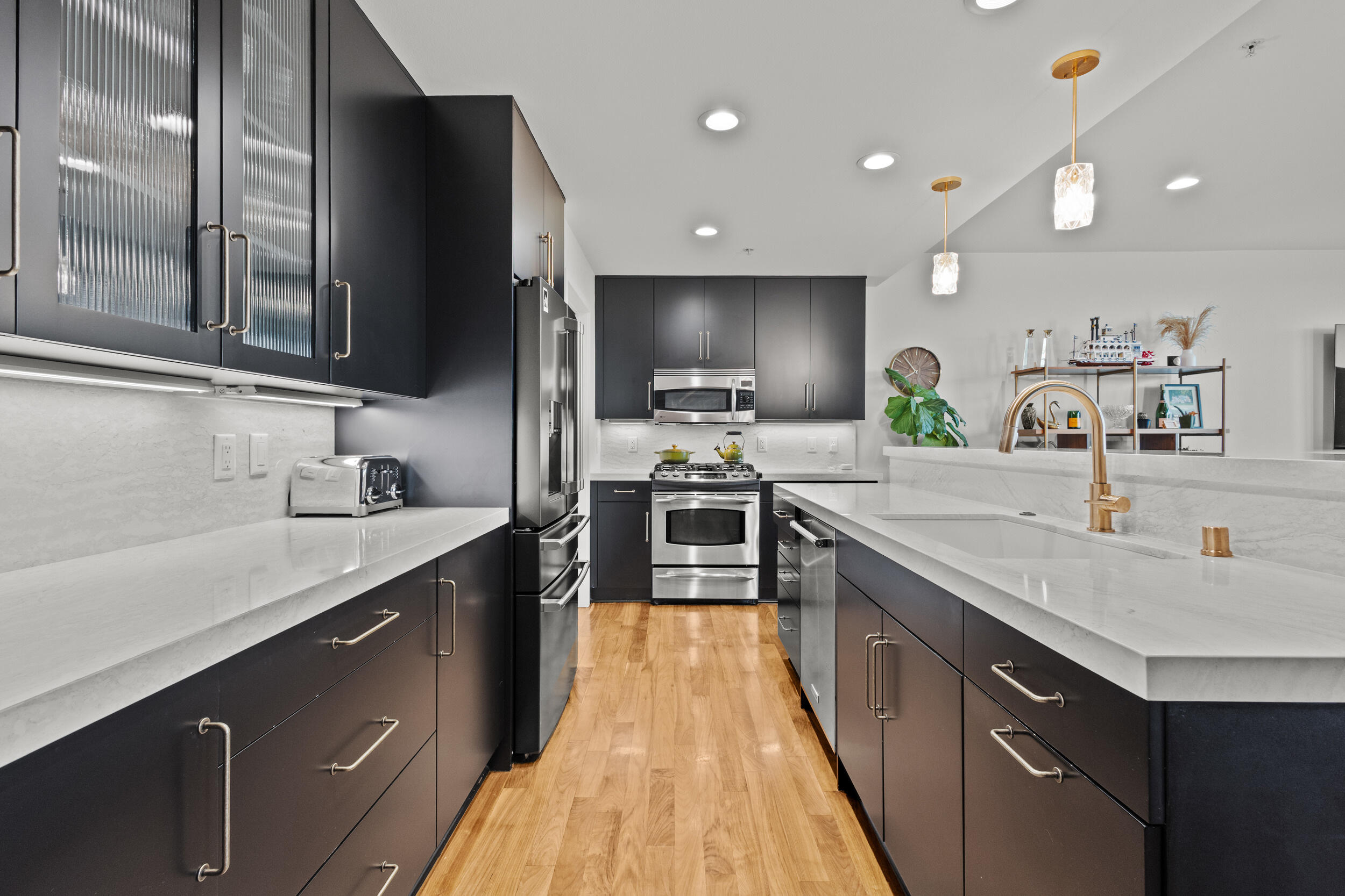 311 E Erie St, 408