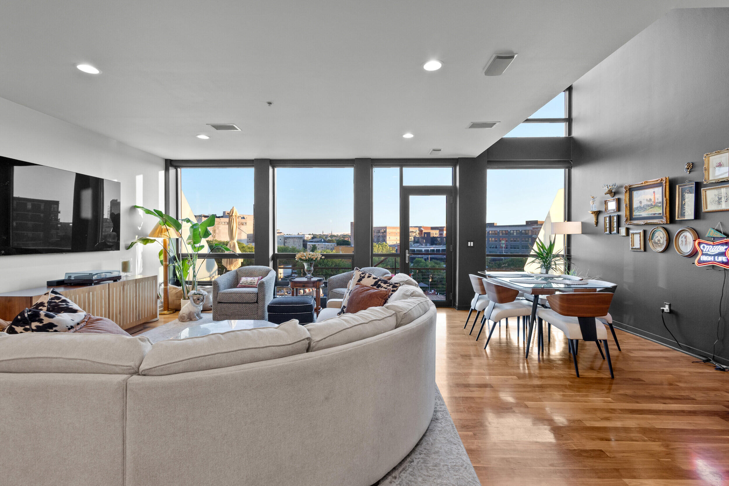 311 E Erie St, 408