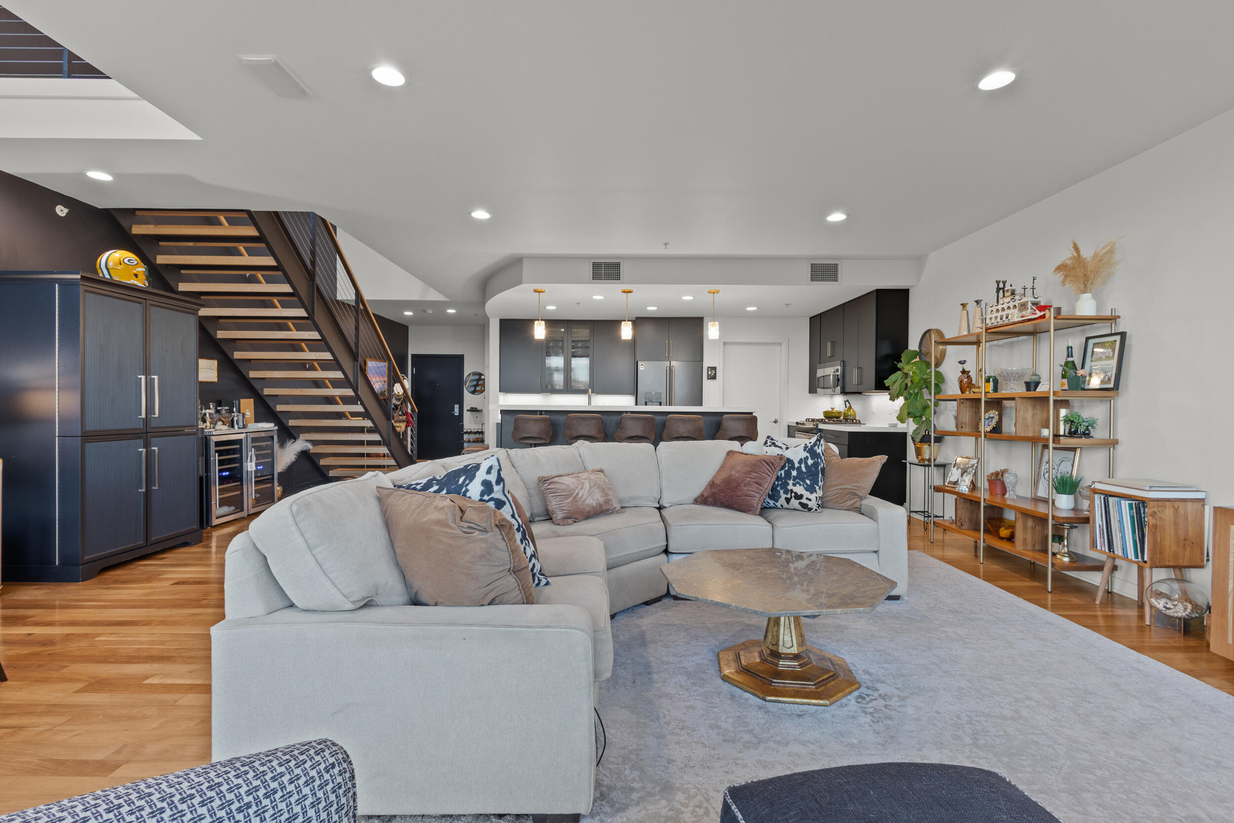 311 E Erie St, 408