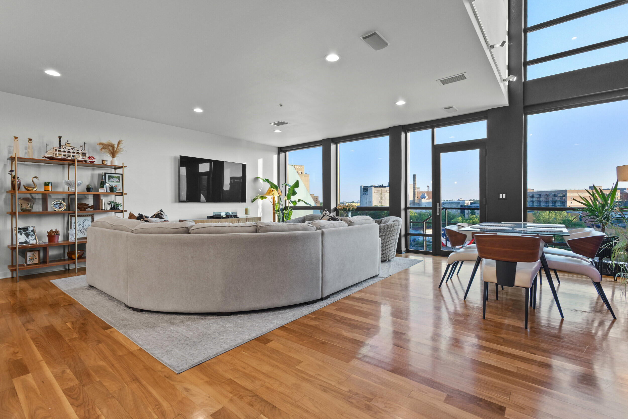 311 E Erie St, 408