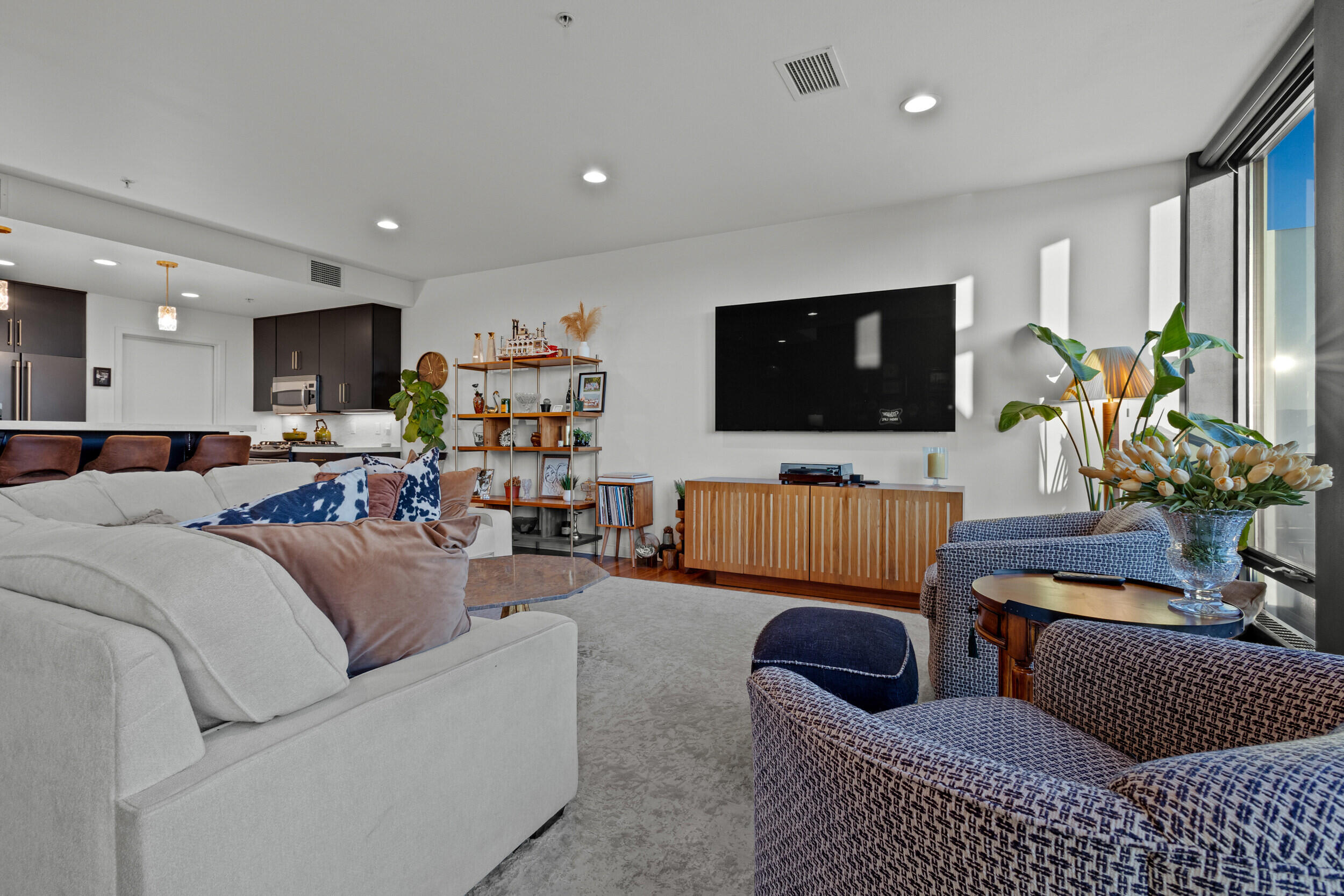 311 E Erie St, 408