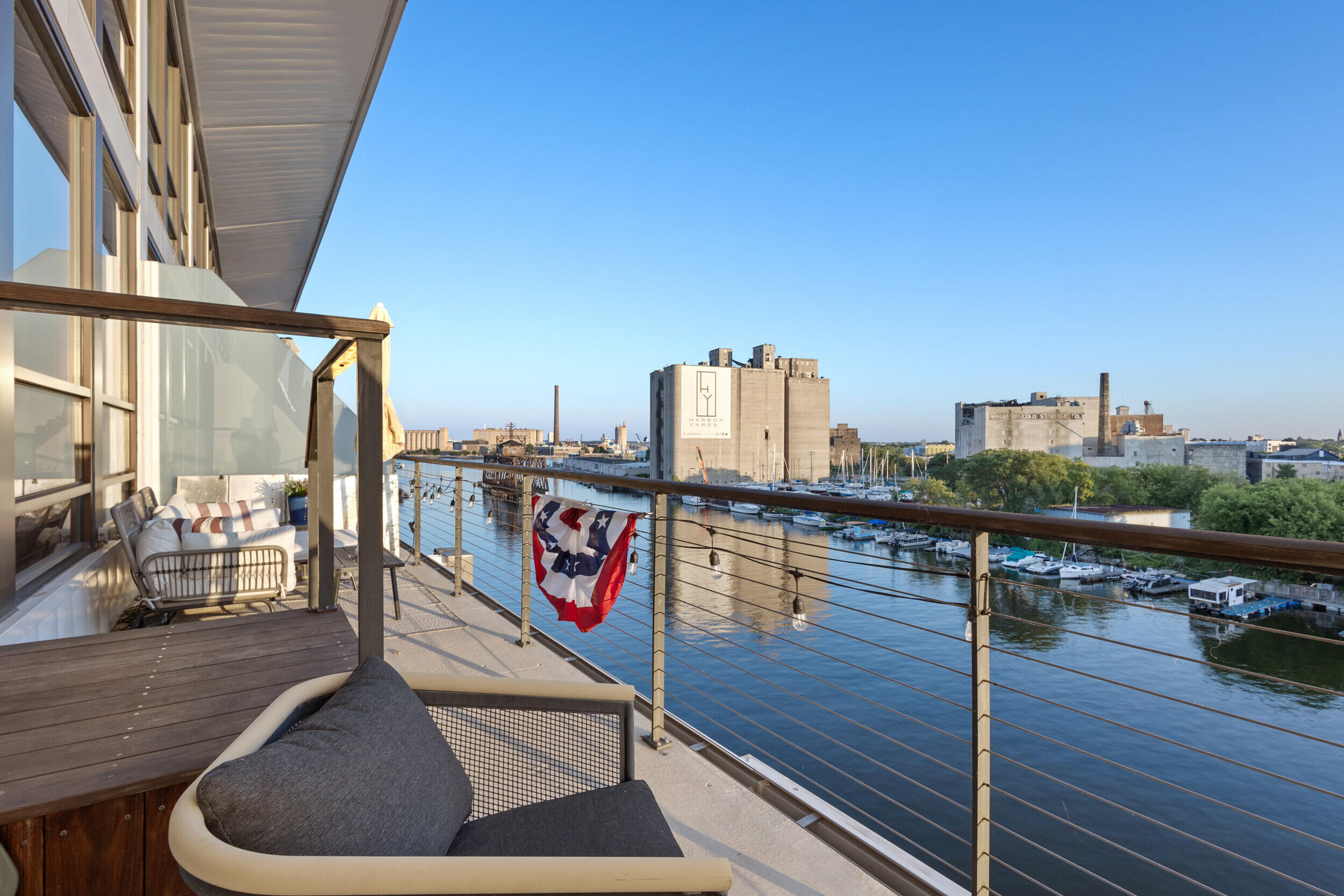 311 E Erie St, 408