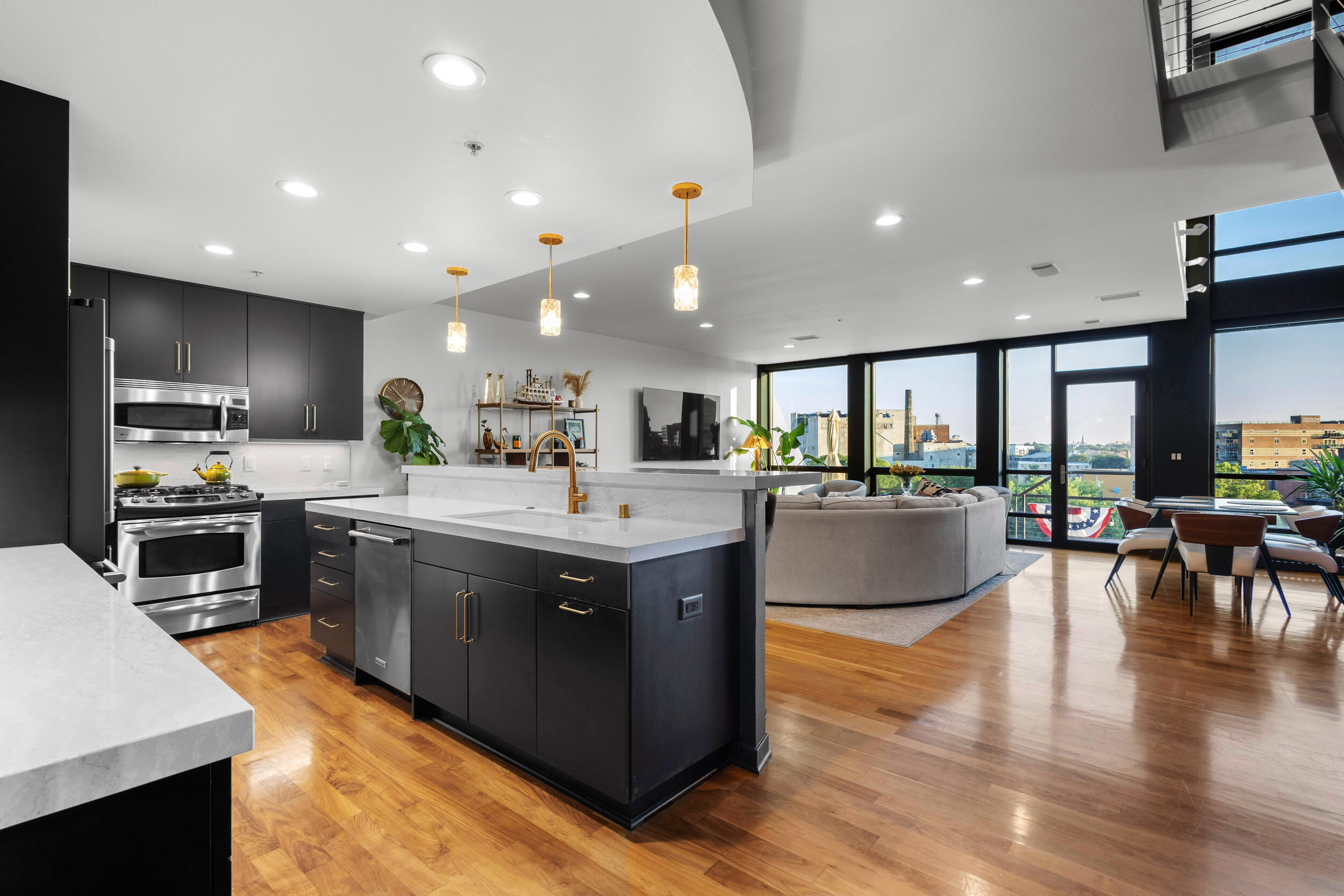 311 E Erie St, 408