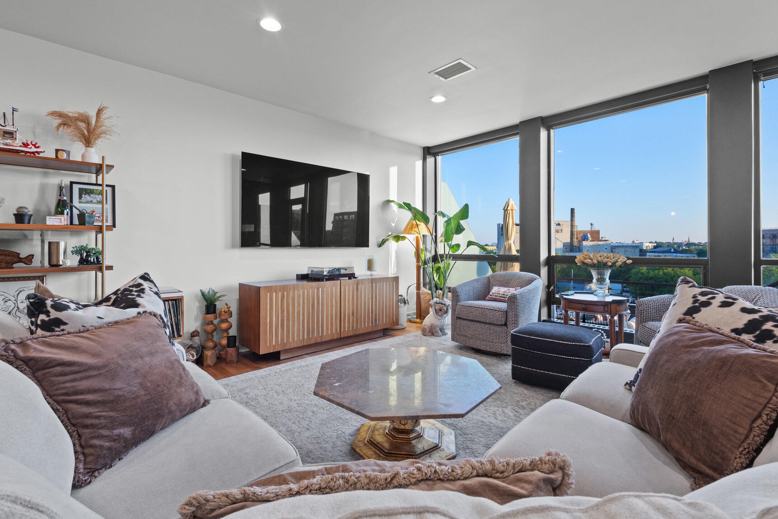 311 E Erie St, 408
