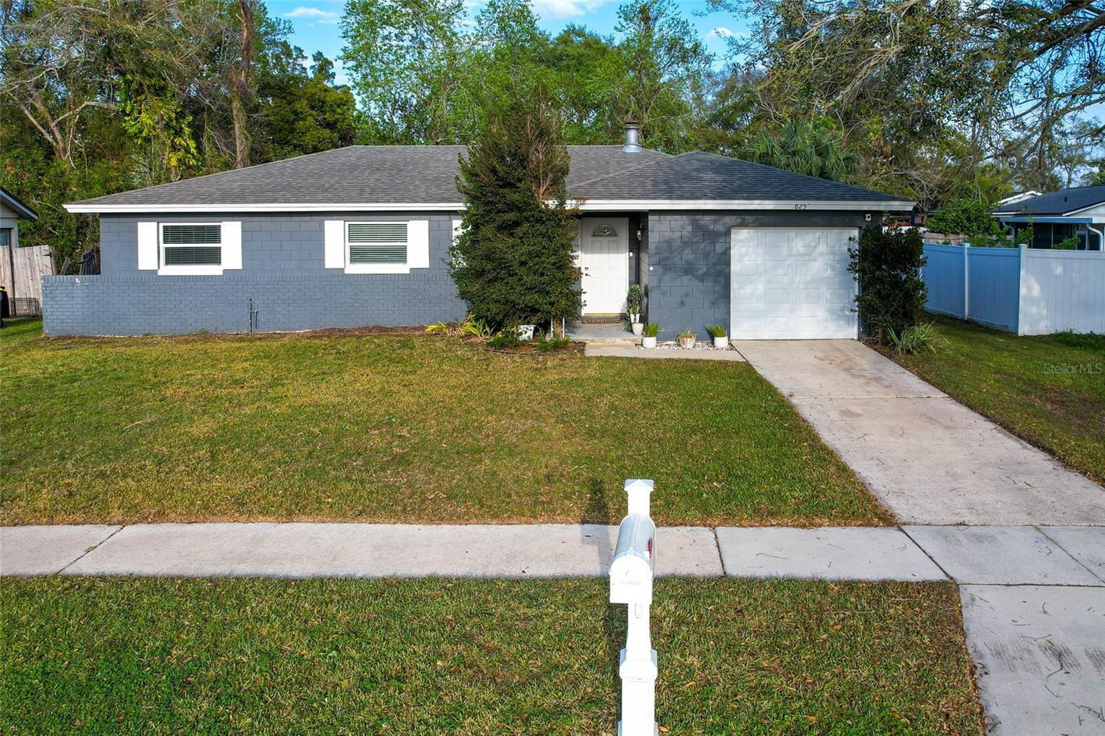 825 AGNES DR