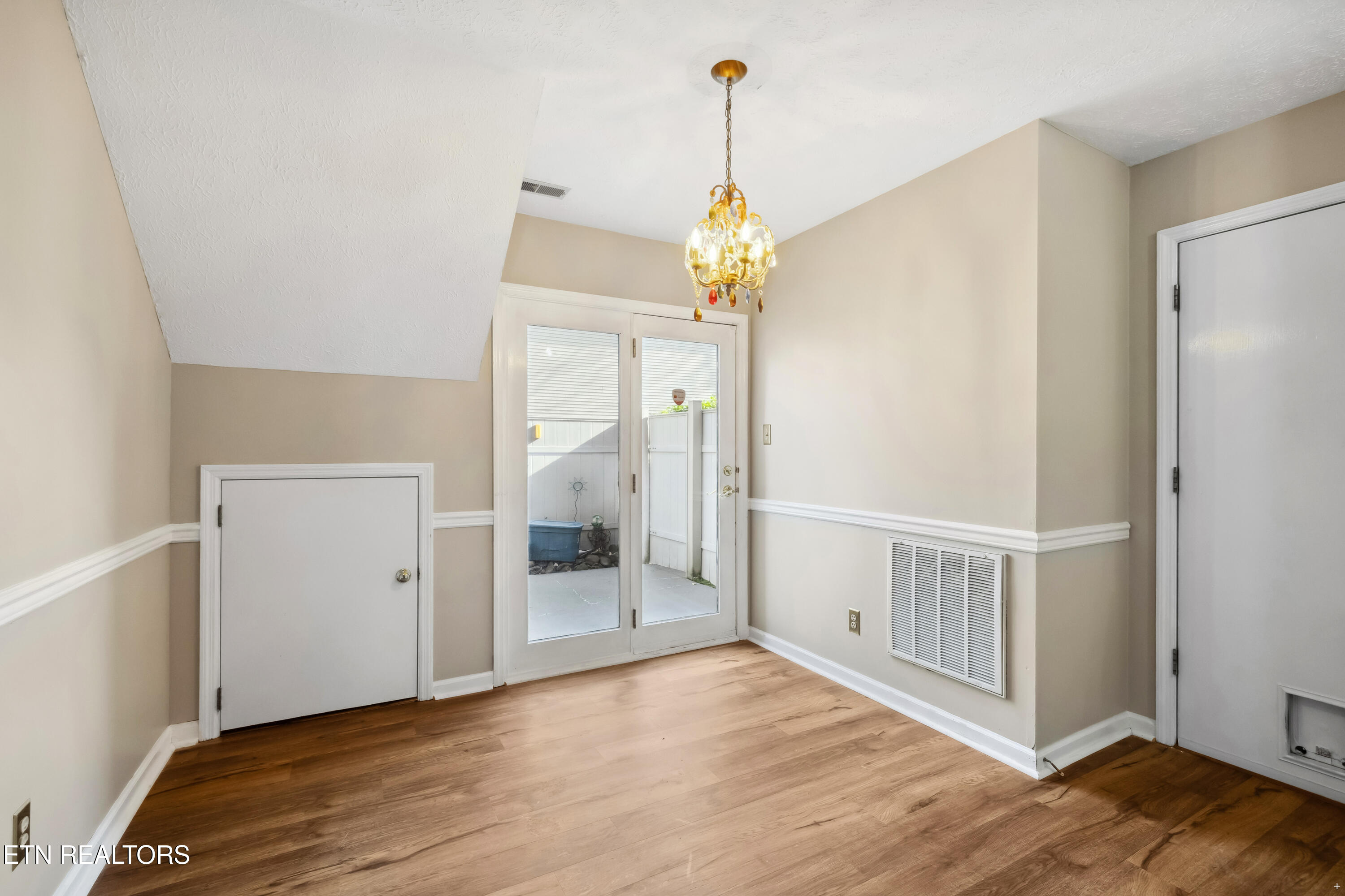 8611 Old Carriage Court