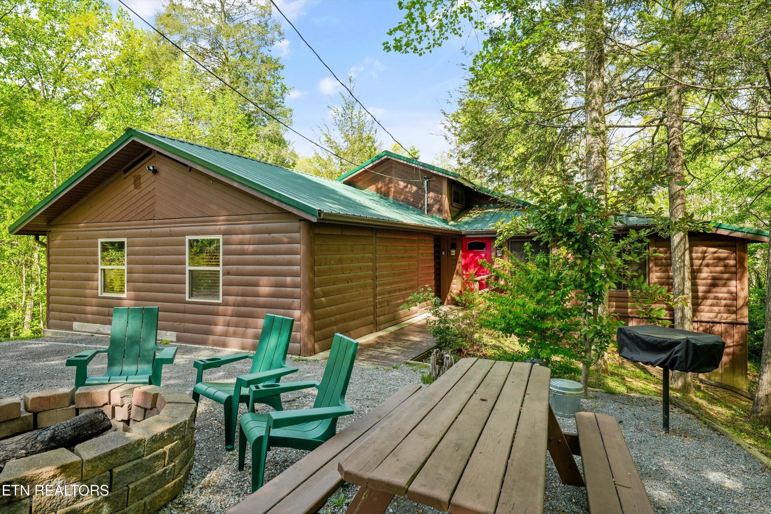 716 Country Oaks Drive