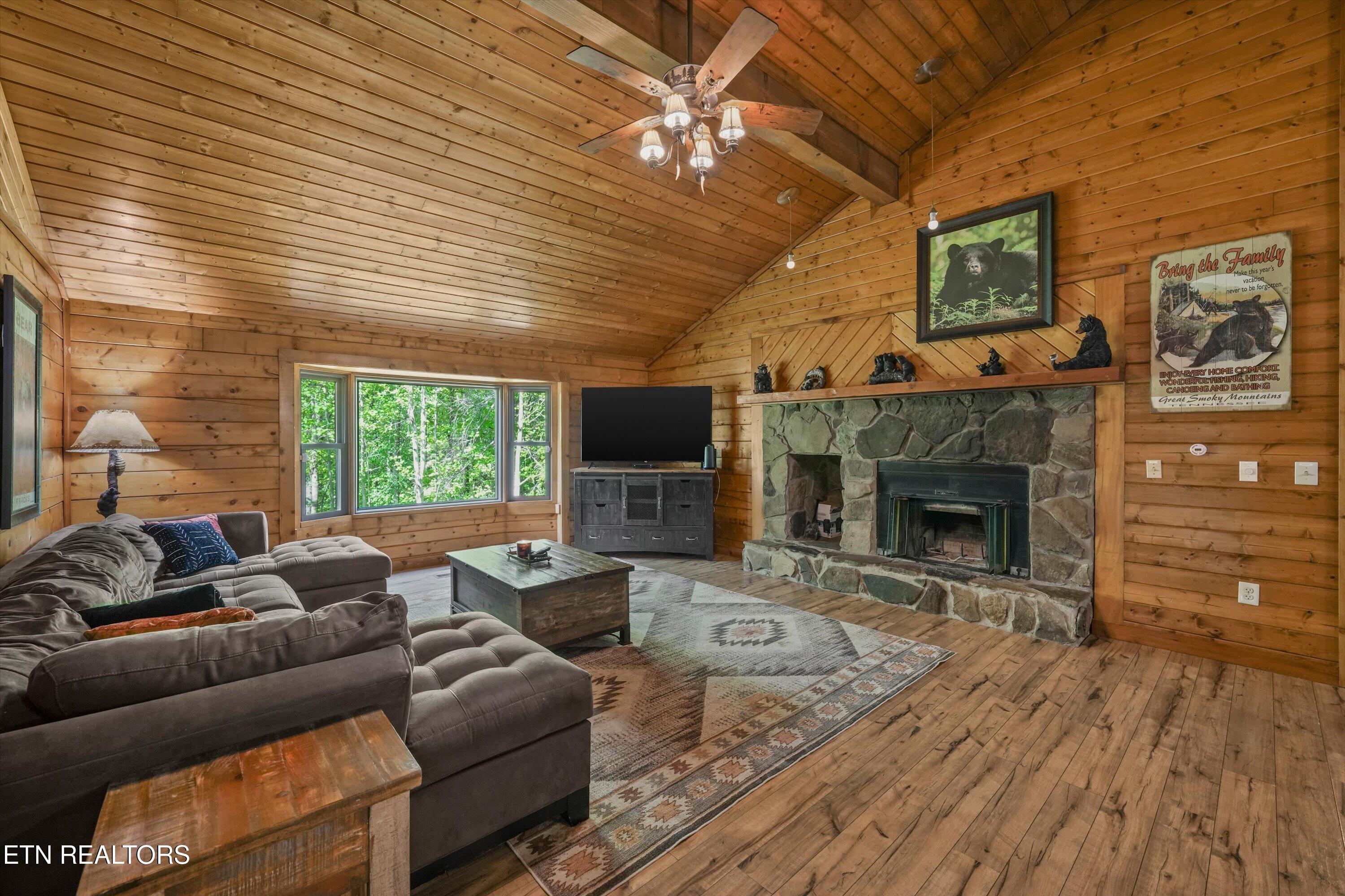 716 Country Oaks Drive
