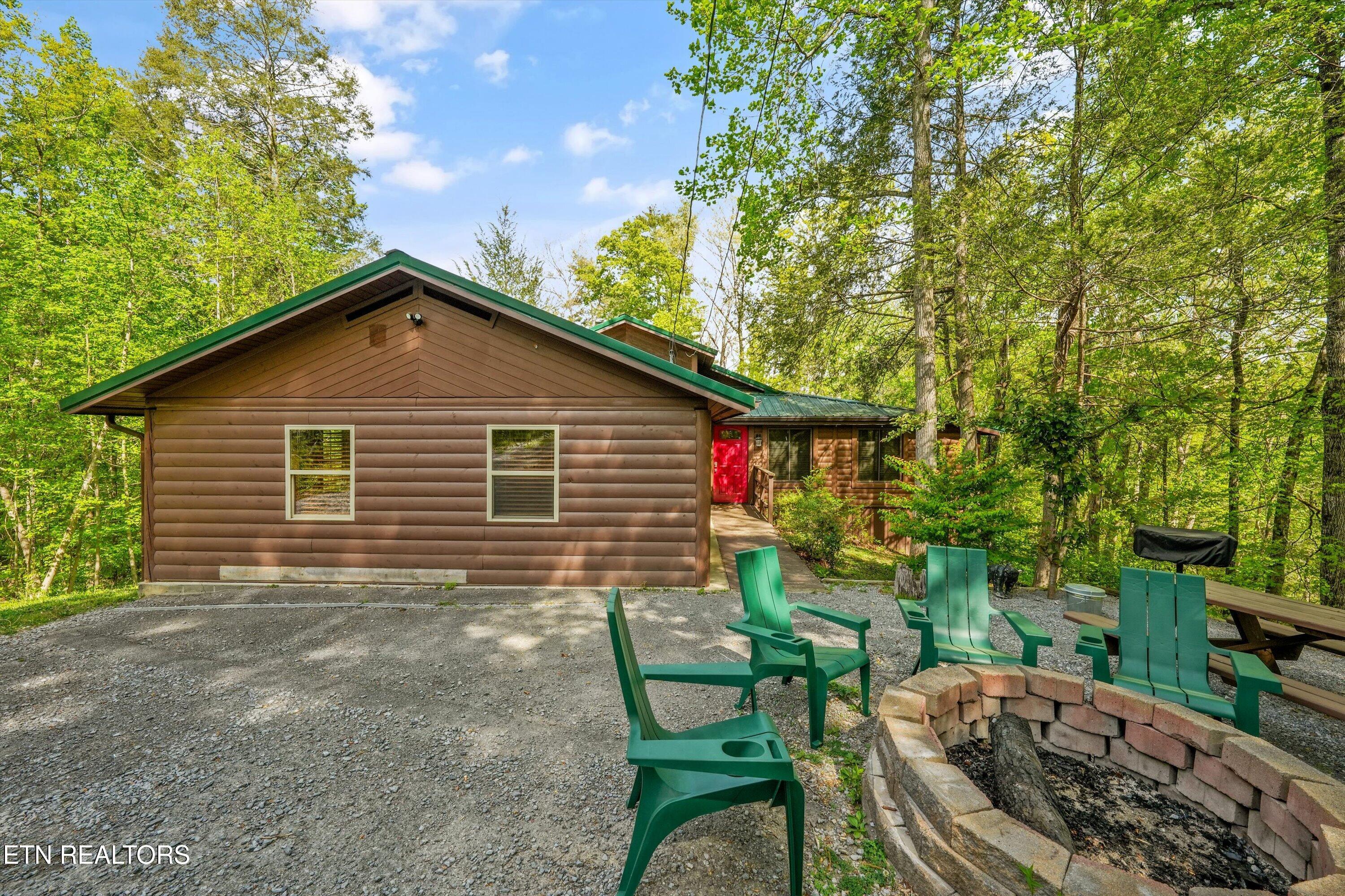 716 Country Oaks Drive