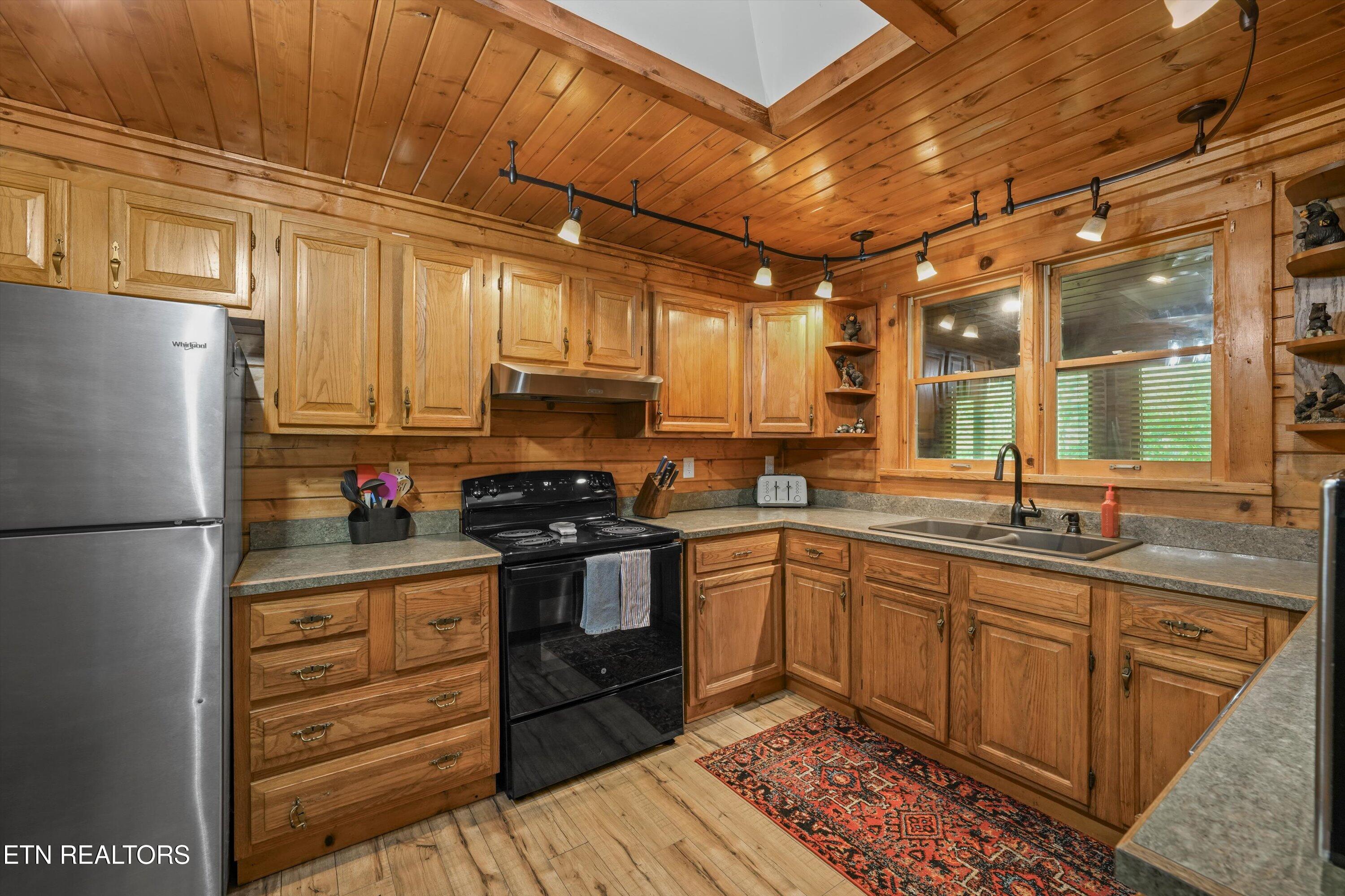 716 Country Oaks Drive