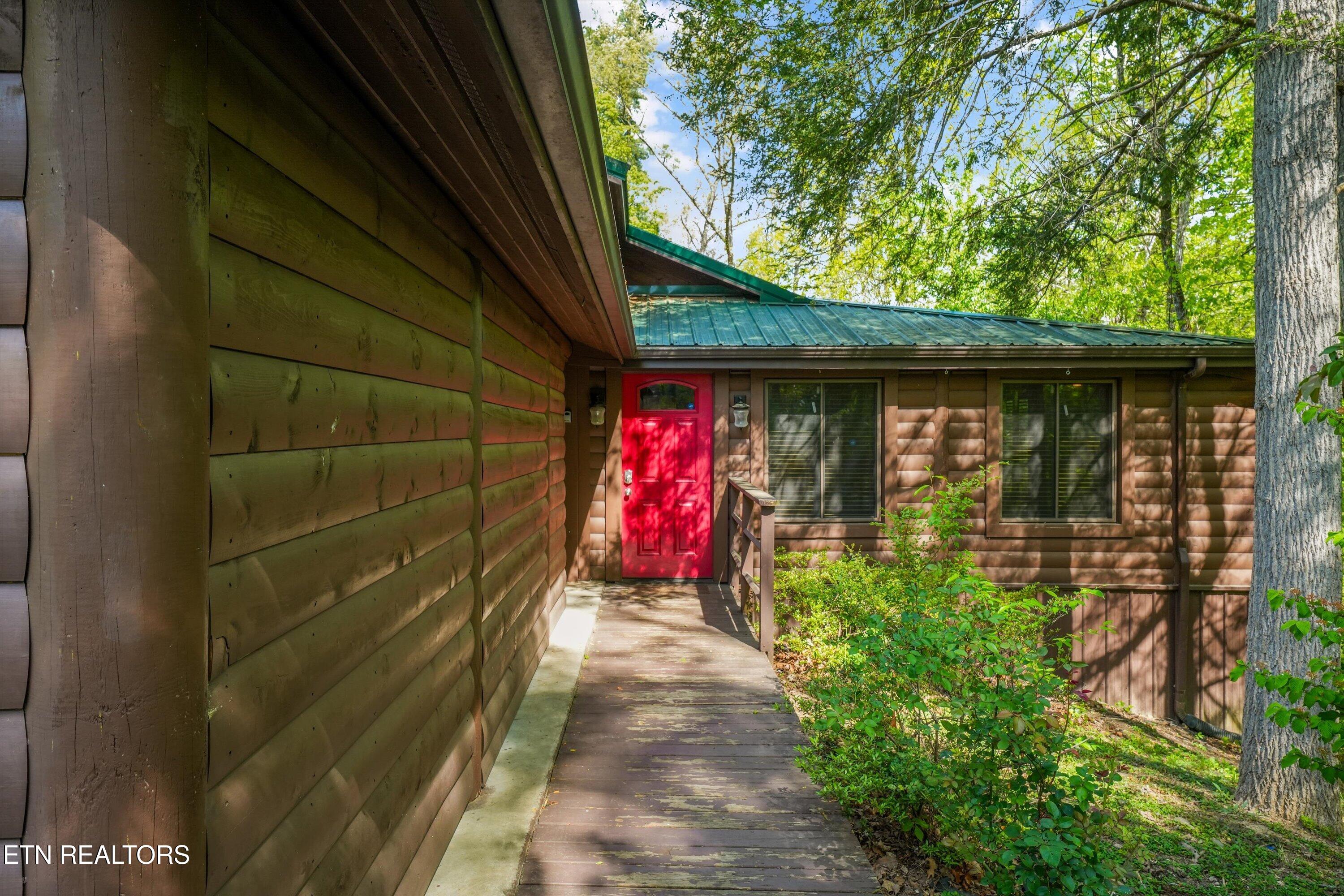 716 Country Oaks Drive
