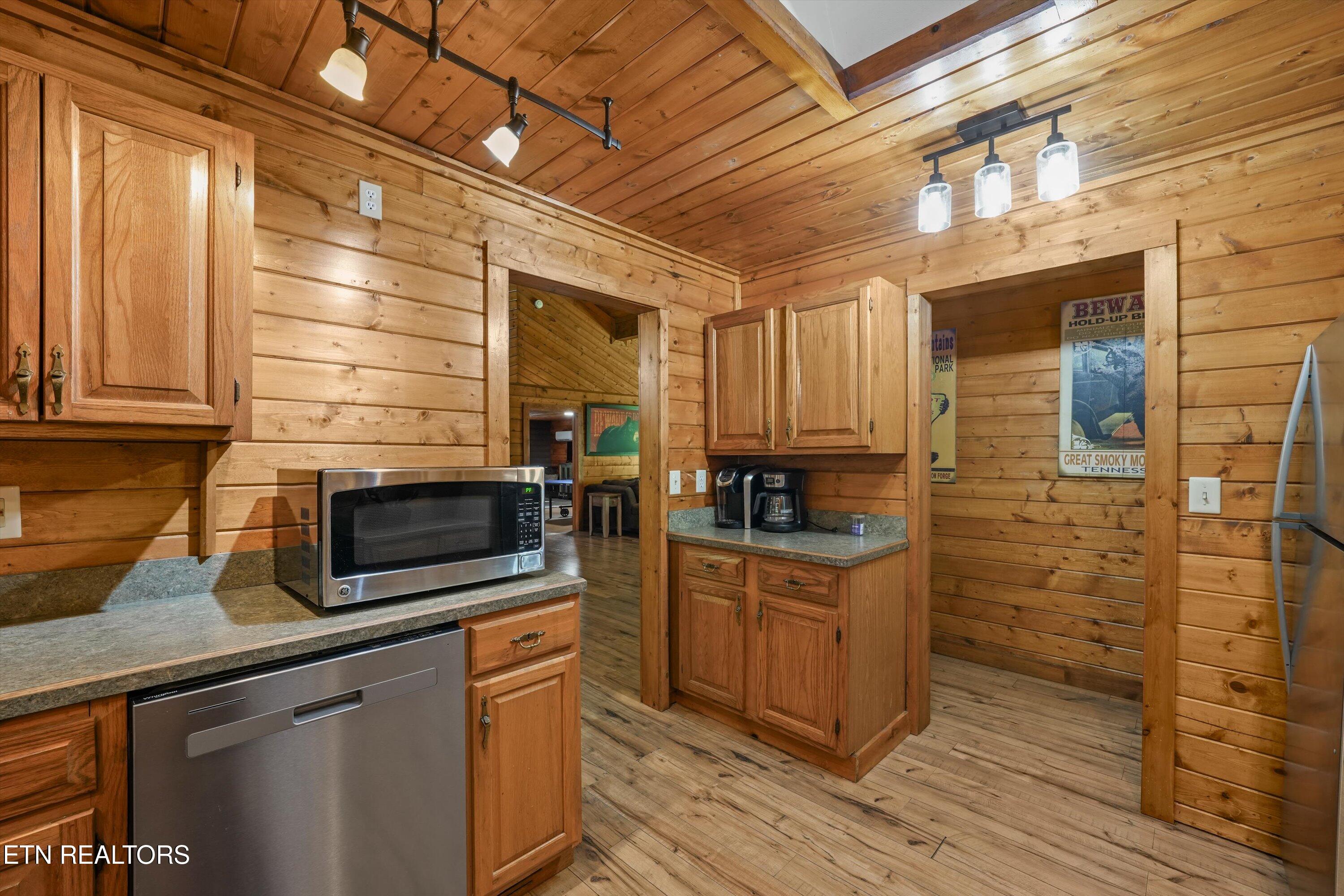 716 Country Oaks Drive