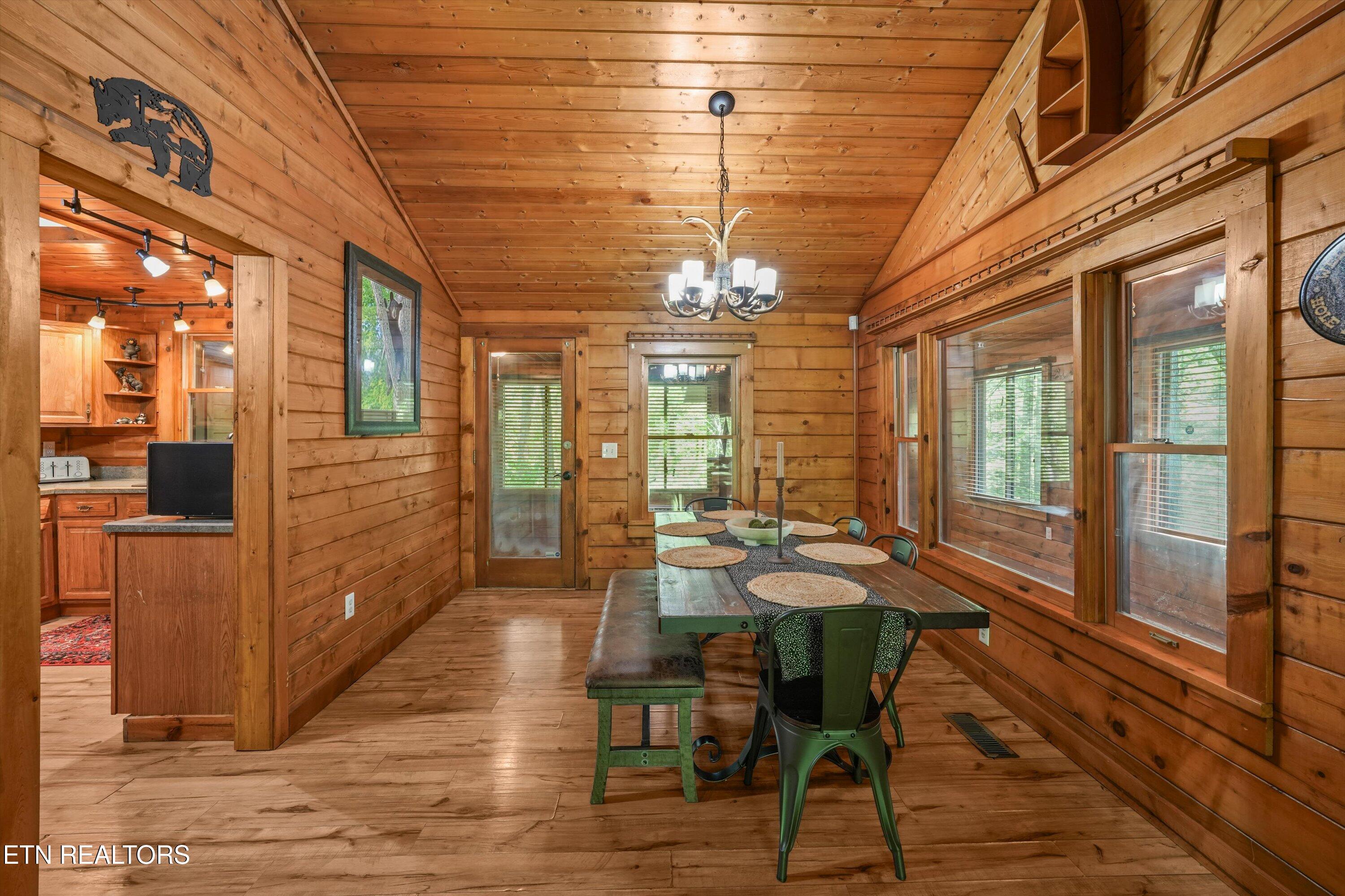 716 Country Oaks Drive