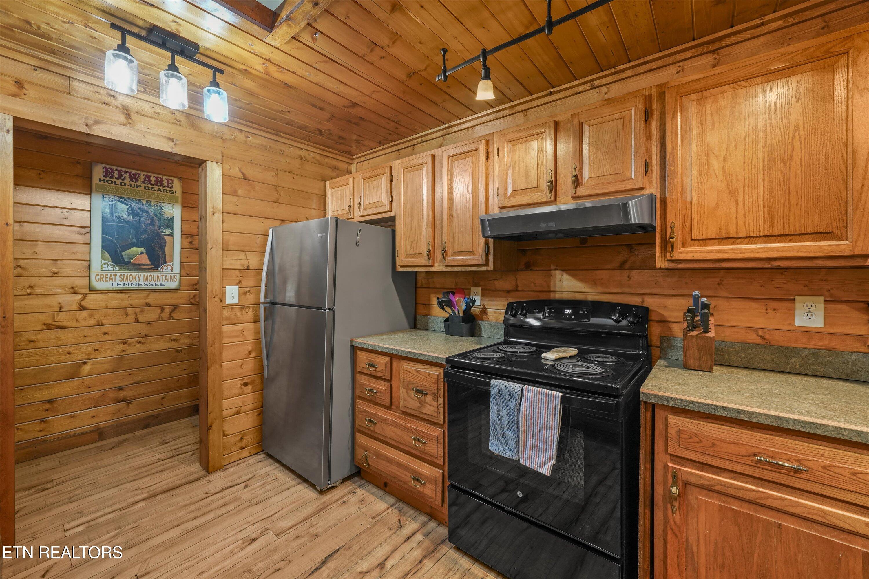 716 Country Oaks Drive