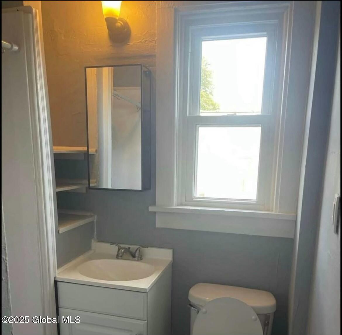 1023 Barrett Street, 2F