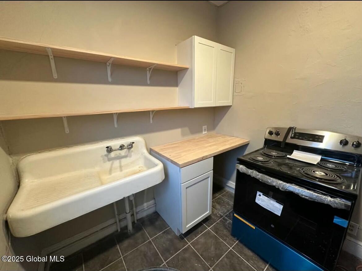 1023 Barrett Street, 2R