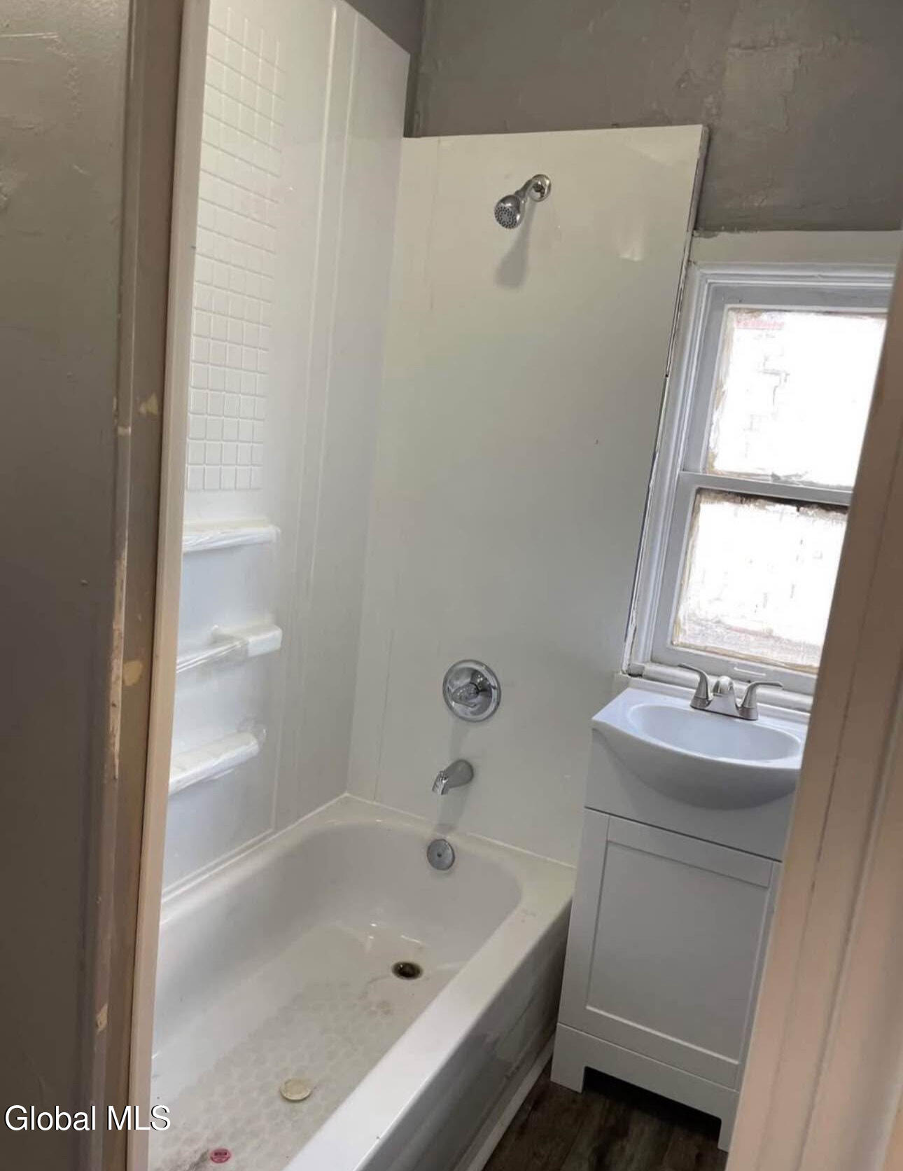 1023 Barrett Street, 1F