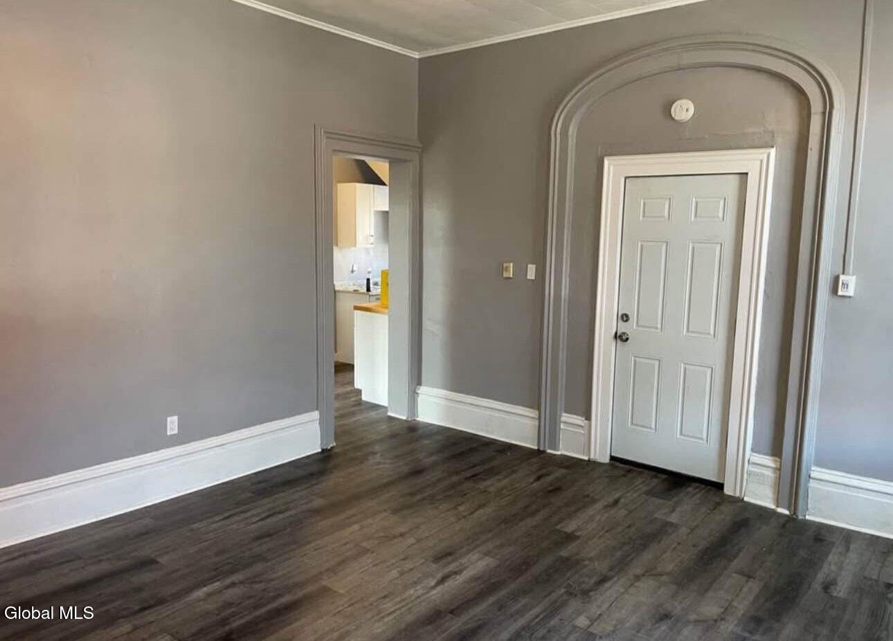 1023 Barrett Street, 1F