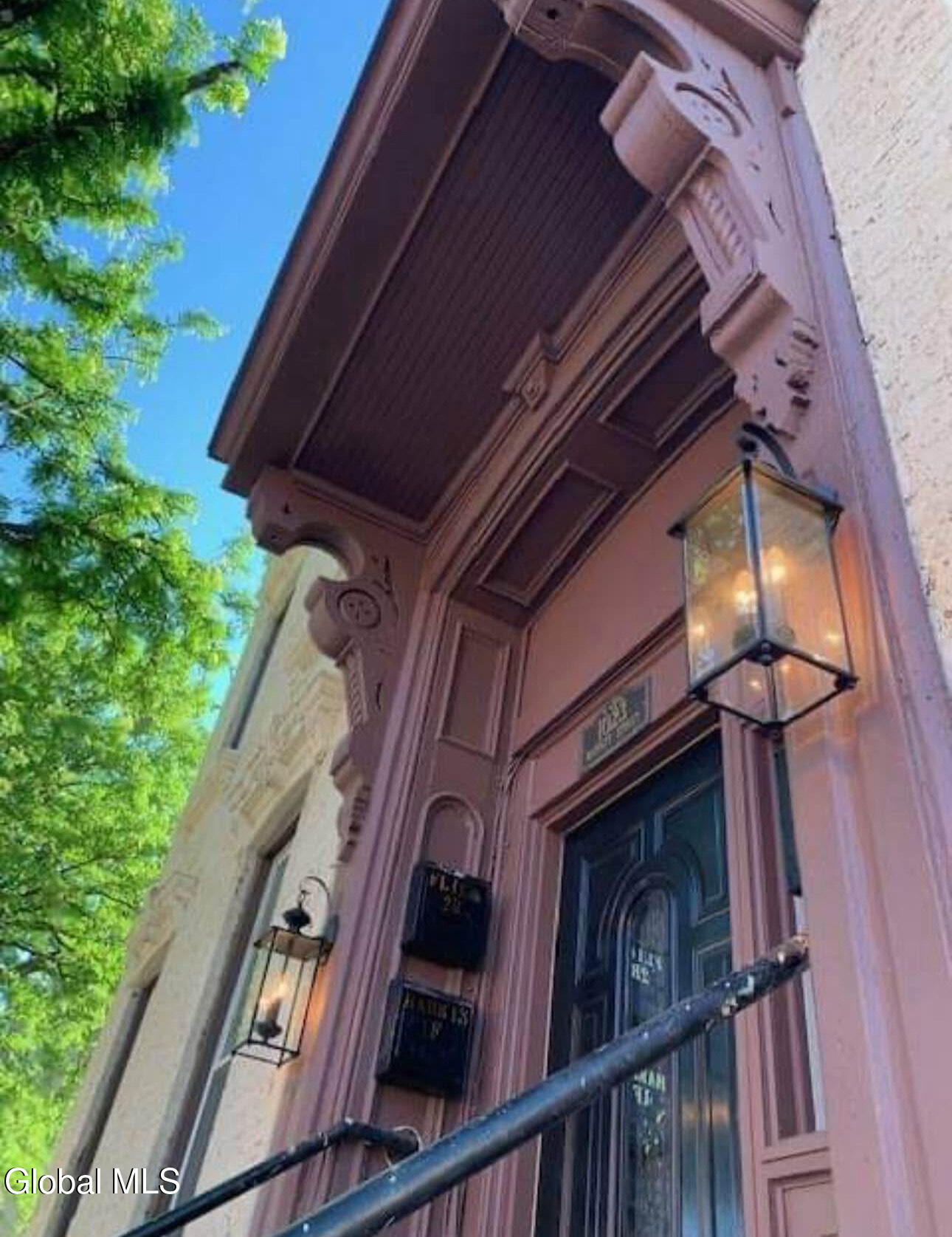 1023 Barrett Street, 1F