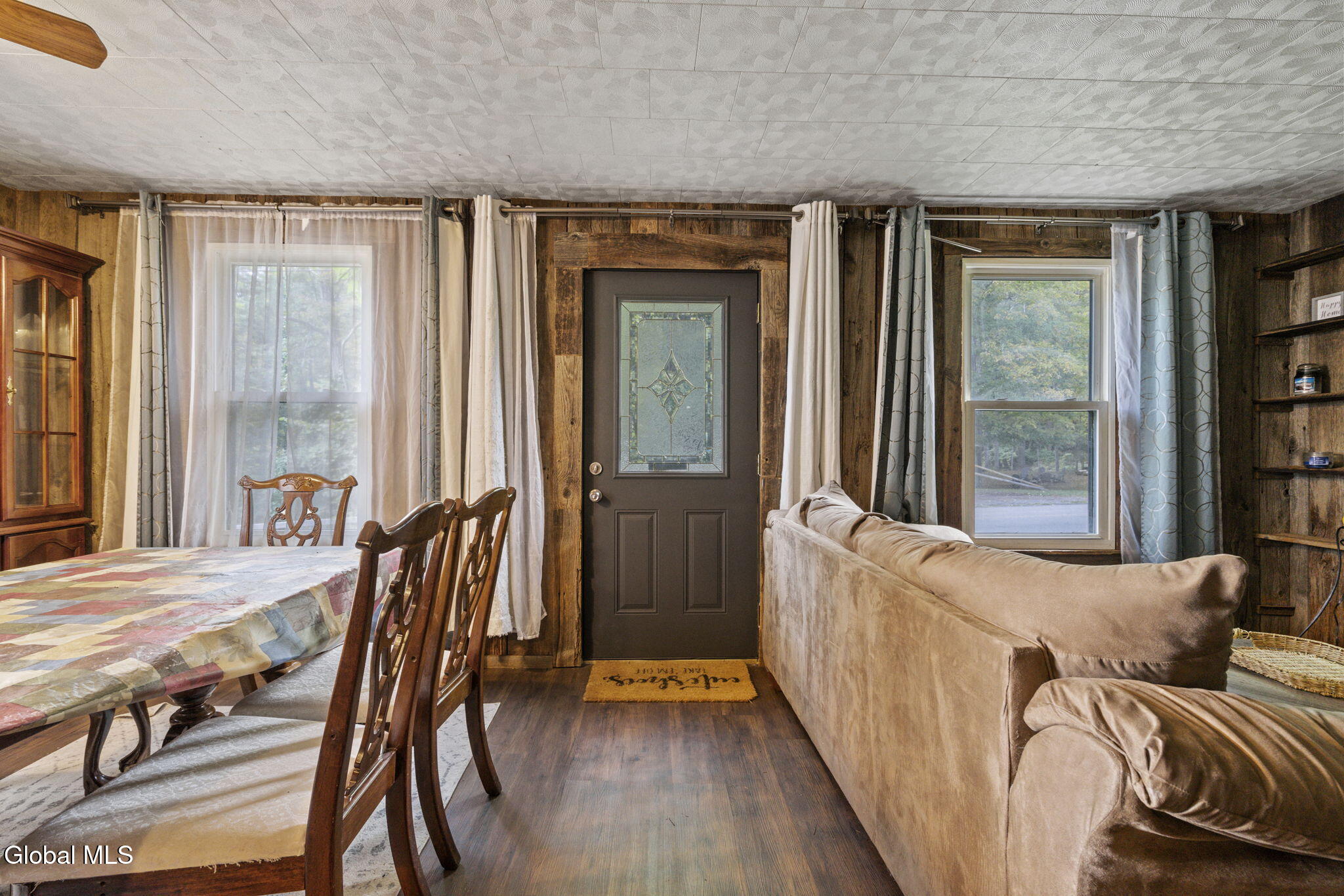 28 Sutton Hollow Road
