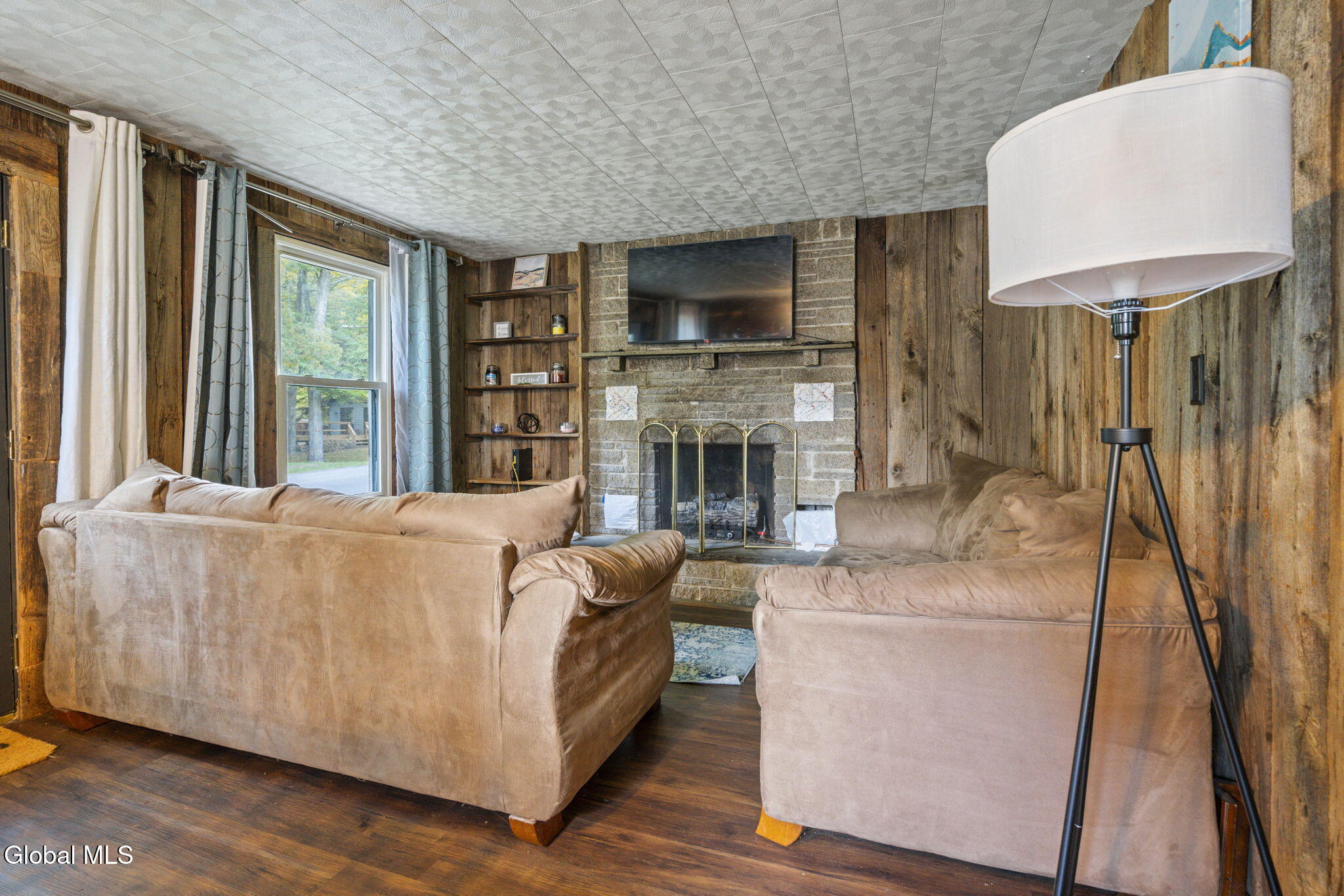 28 Sutton Hollow Road