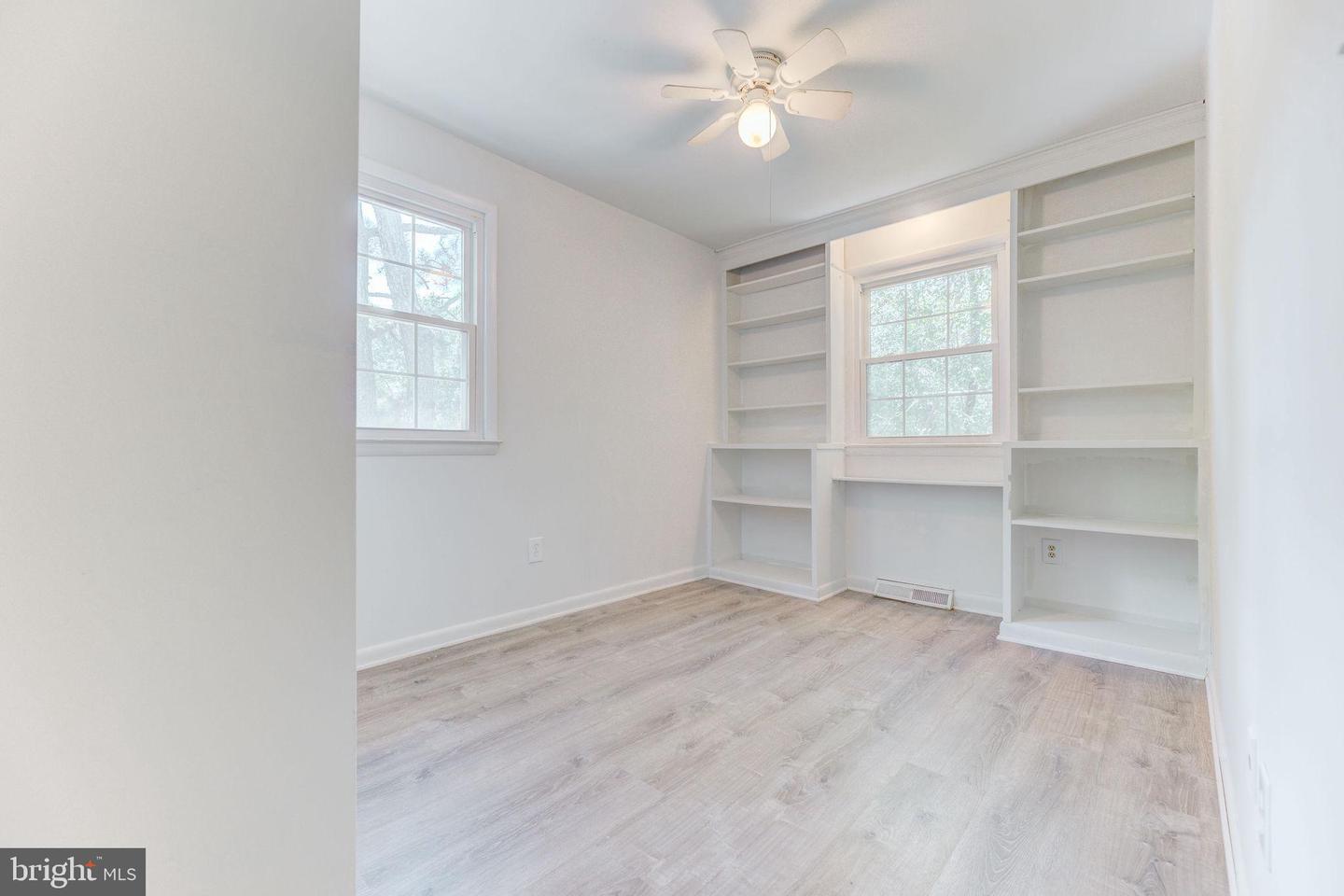 832 Calvert Towne Dr