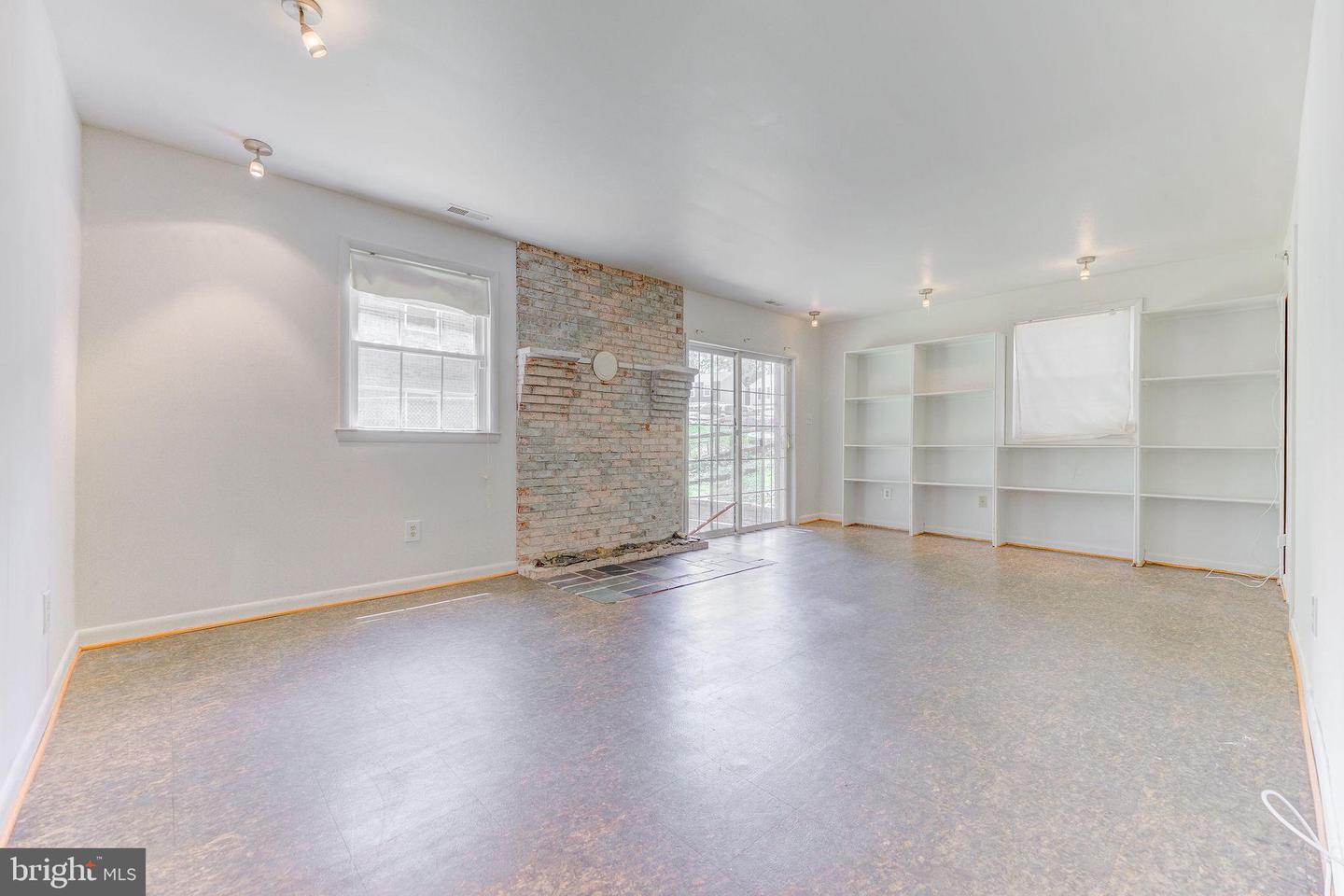832 Calvert Towne Dr