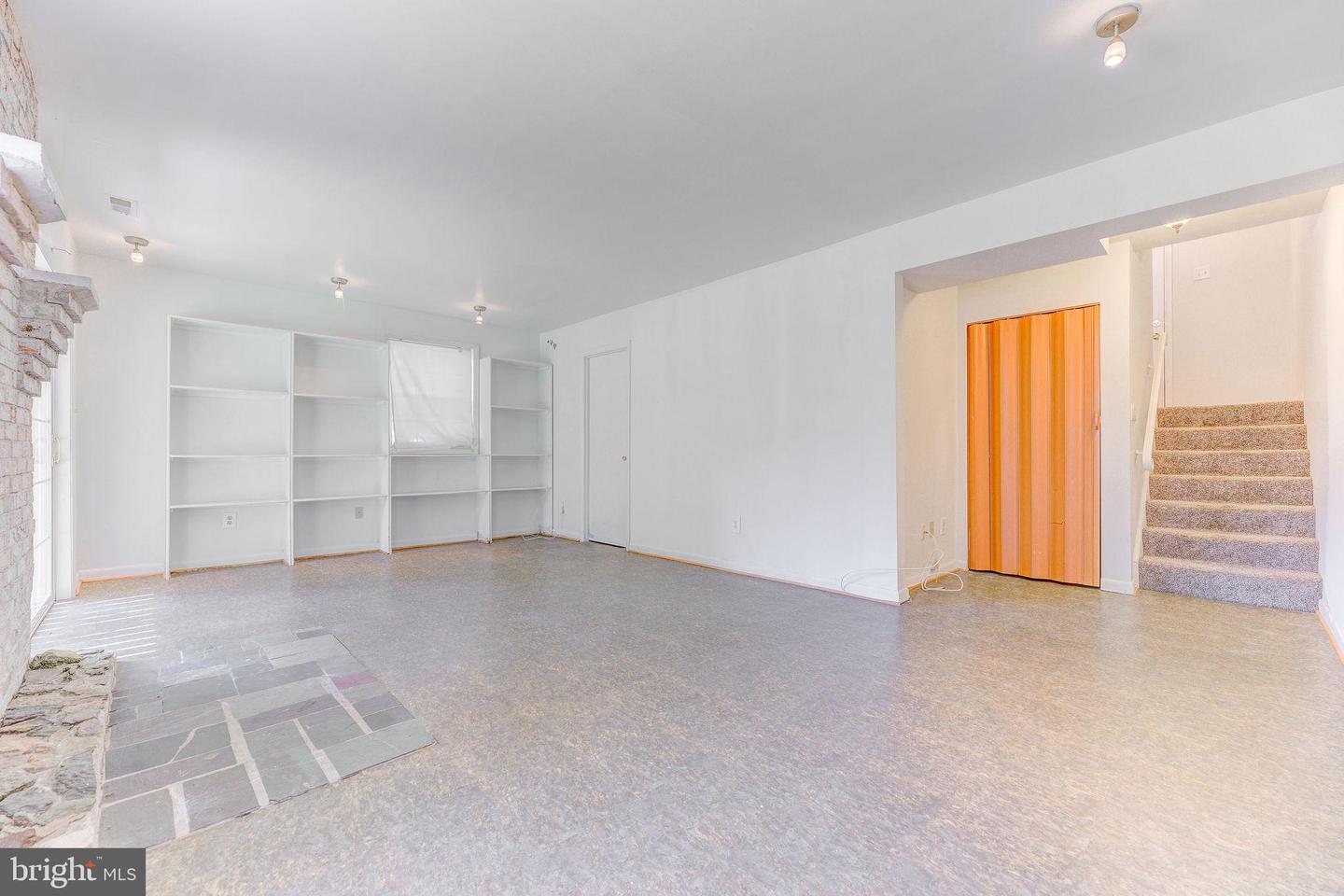 832 Calvert Towne Dr