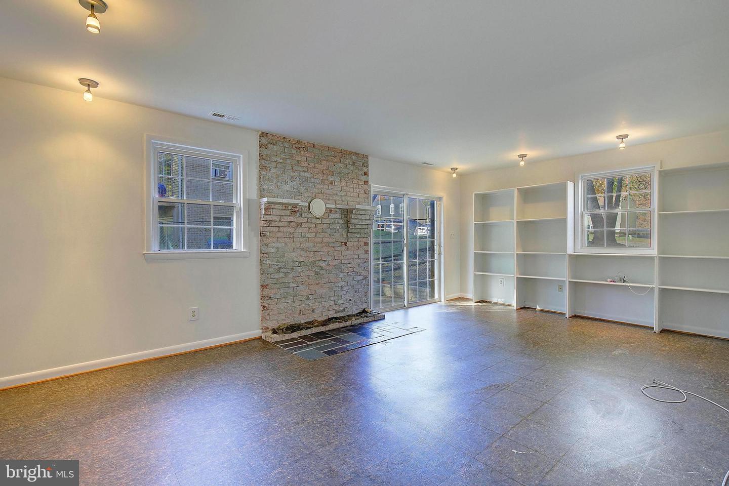 832 Calvert Towne Dr