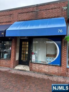 76 W Avenue