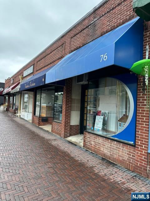 76 W Avenue