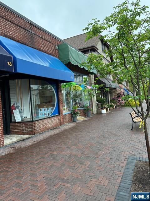76 W Avenue