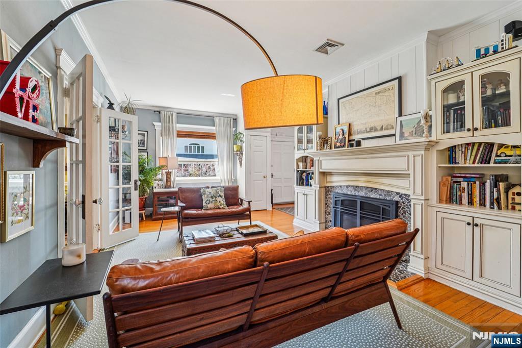 10 Crescent Place