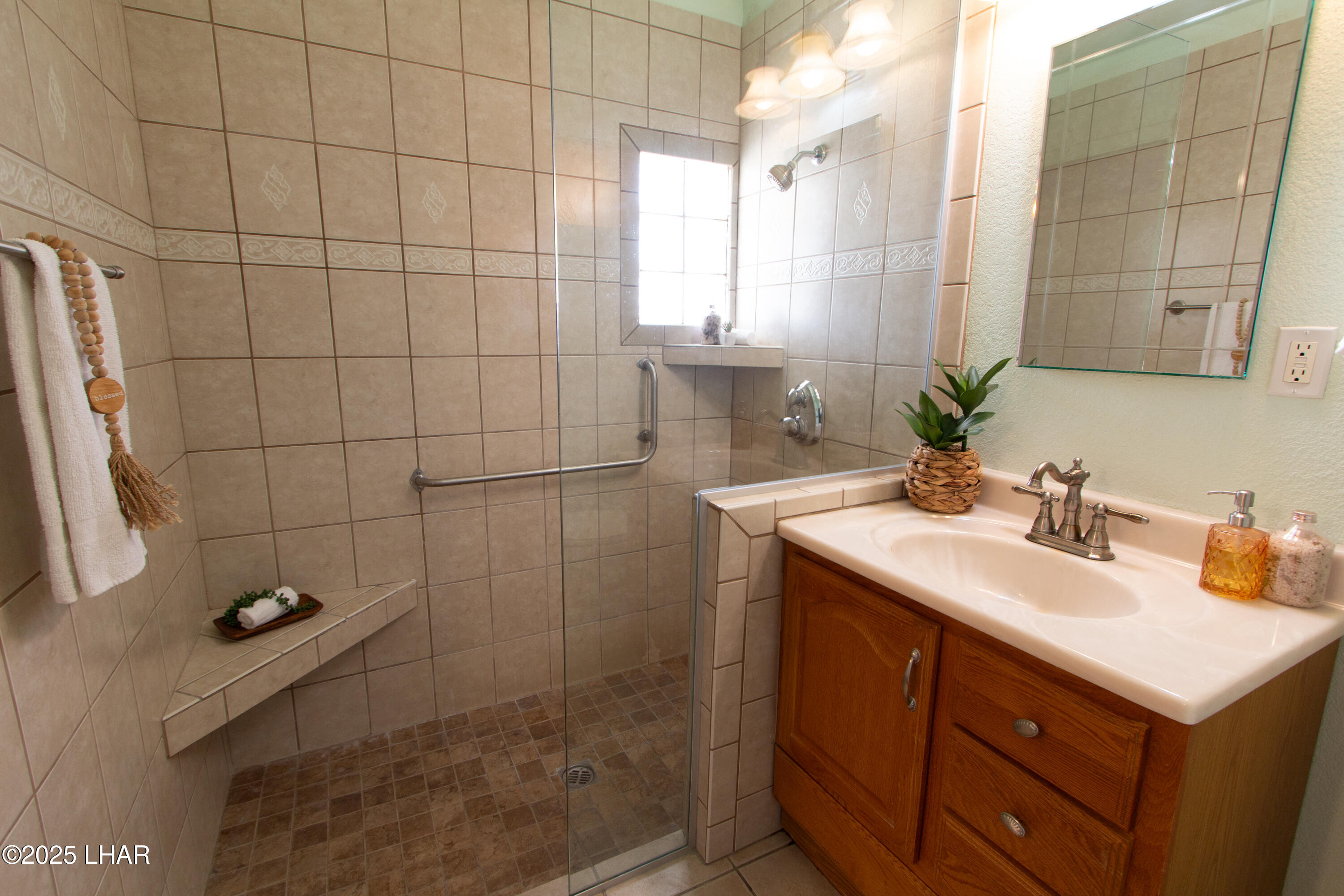 825 Manor Dr