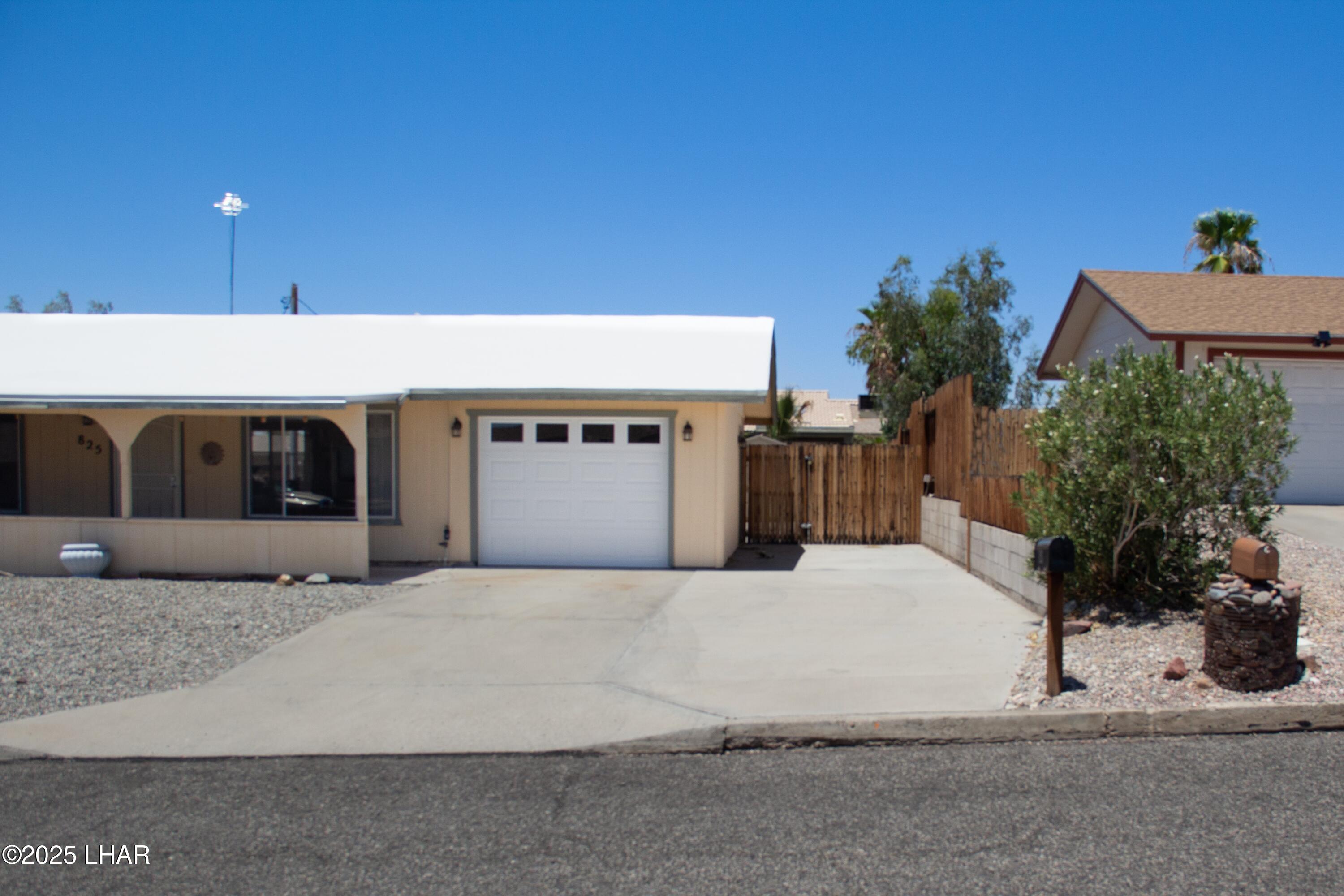 825 Manor Dr