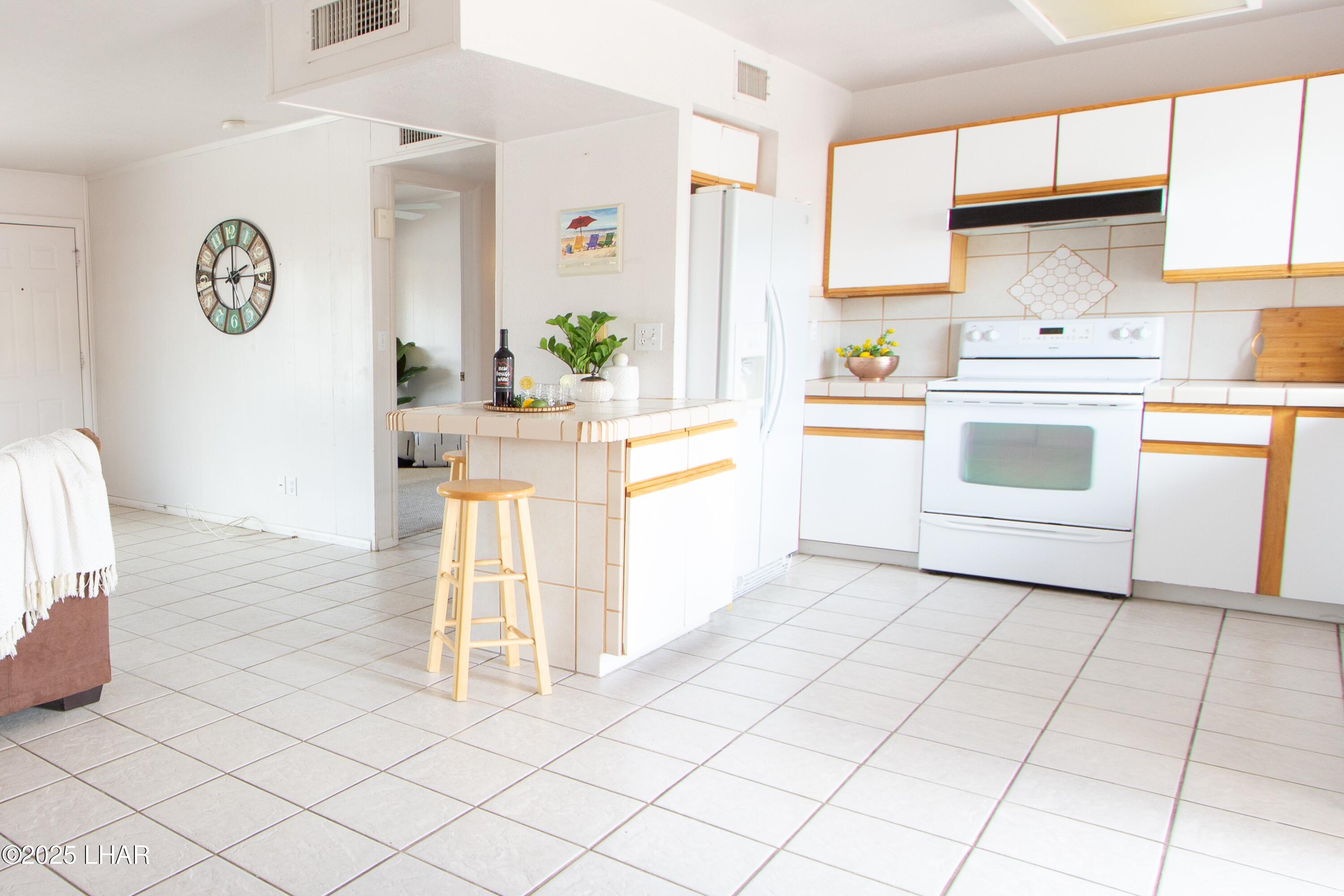 825 Manor Dr