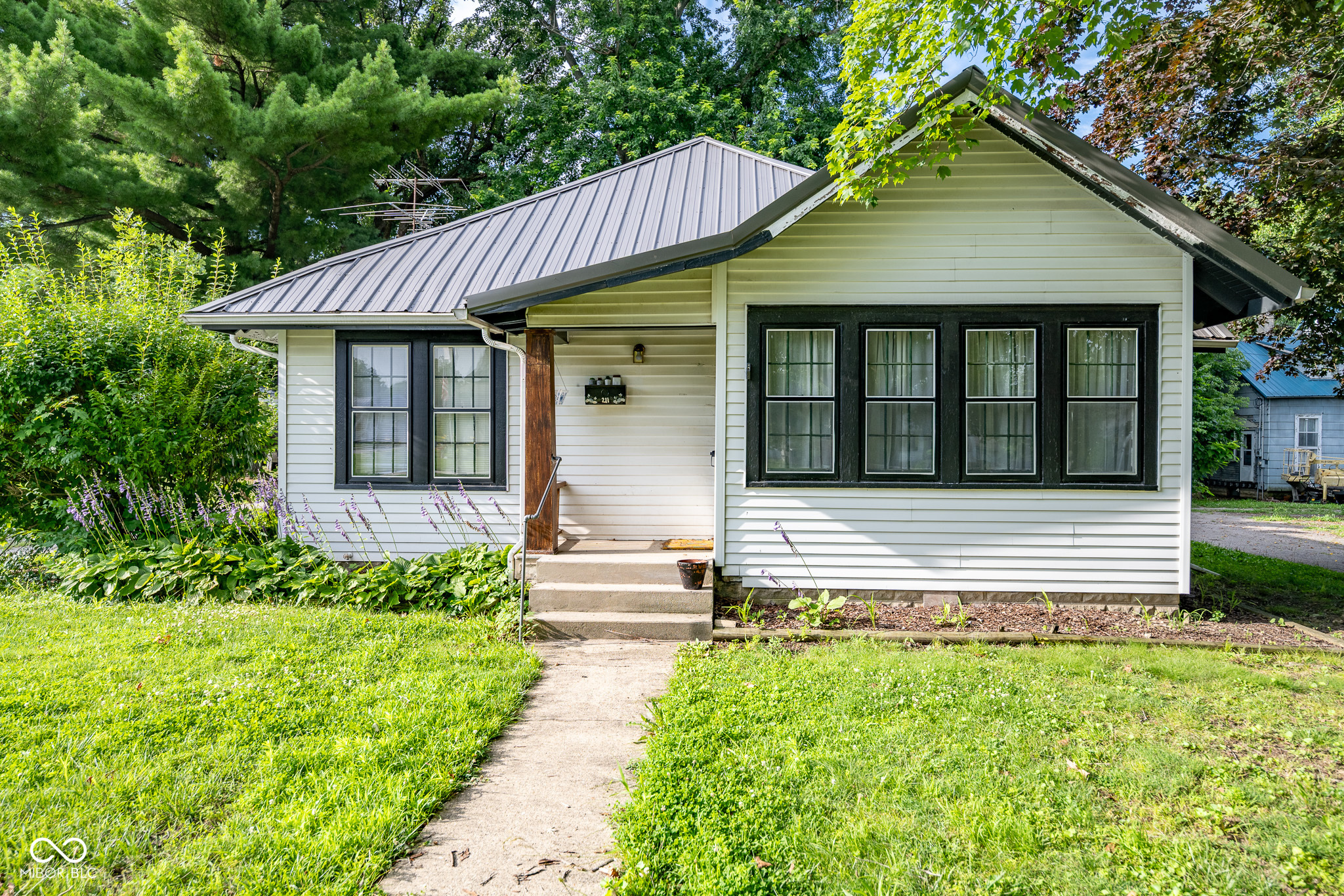 211 Howard