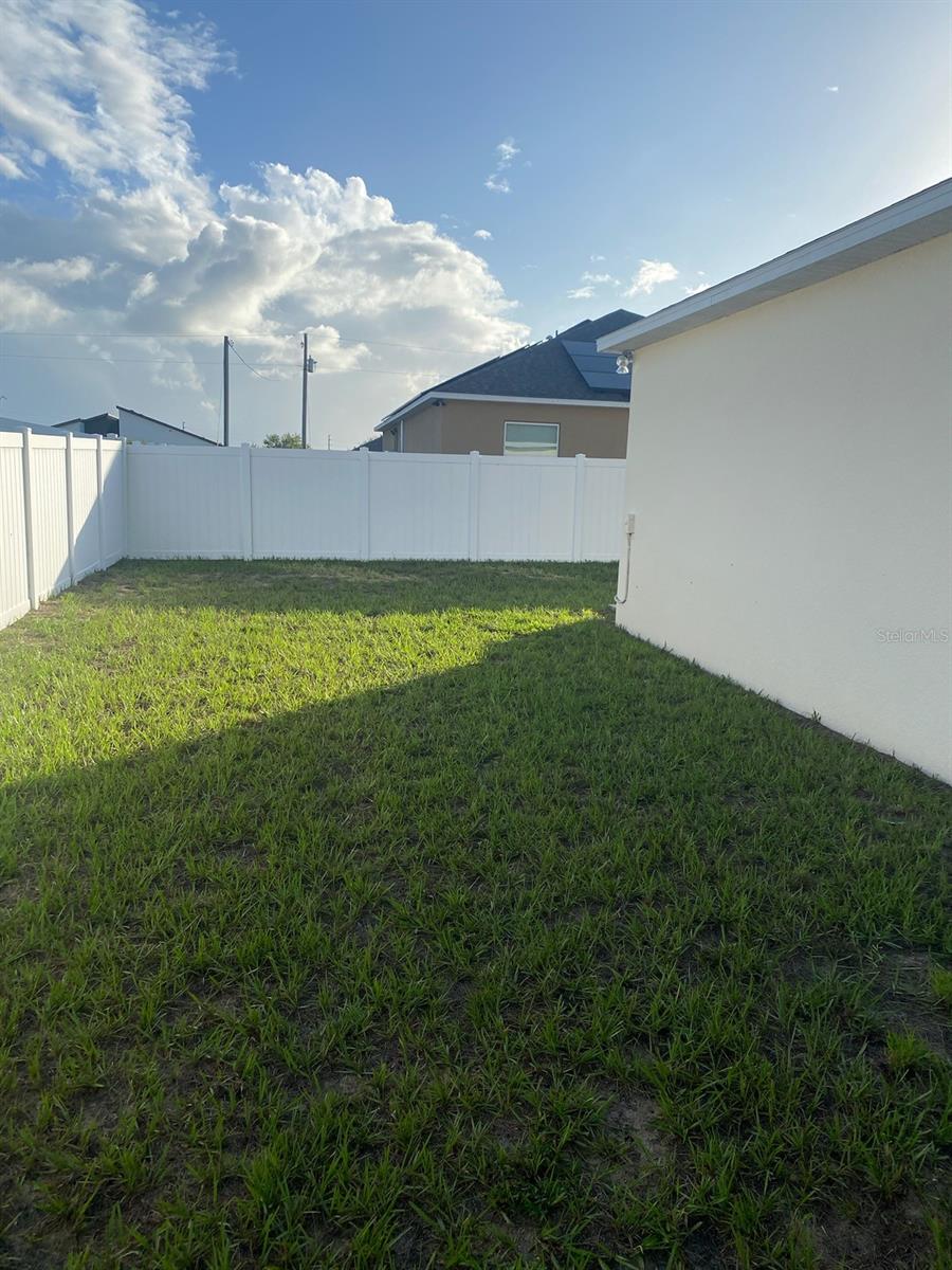 1002 DESMOINES LN