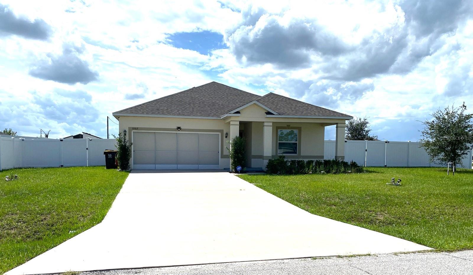 1002 DESMOINES LN