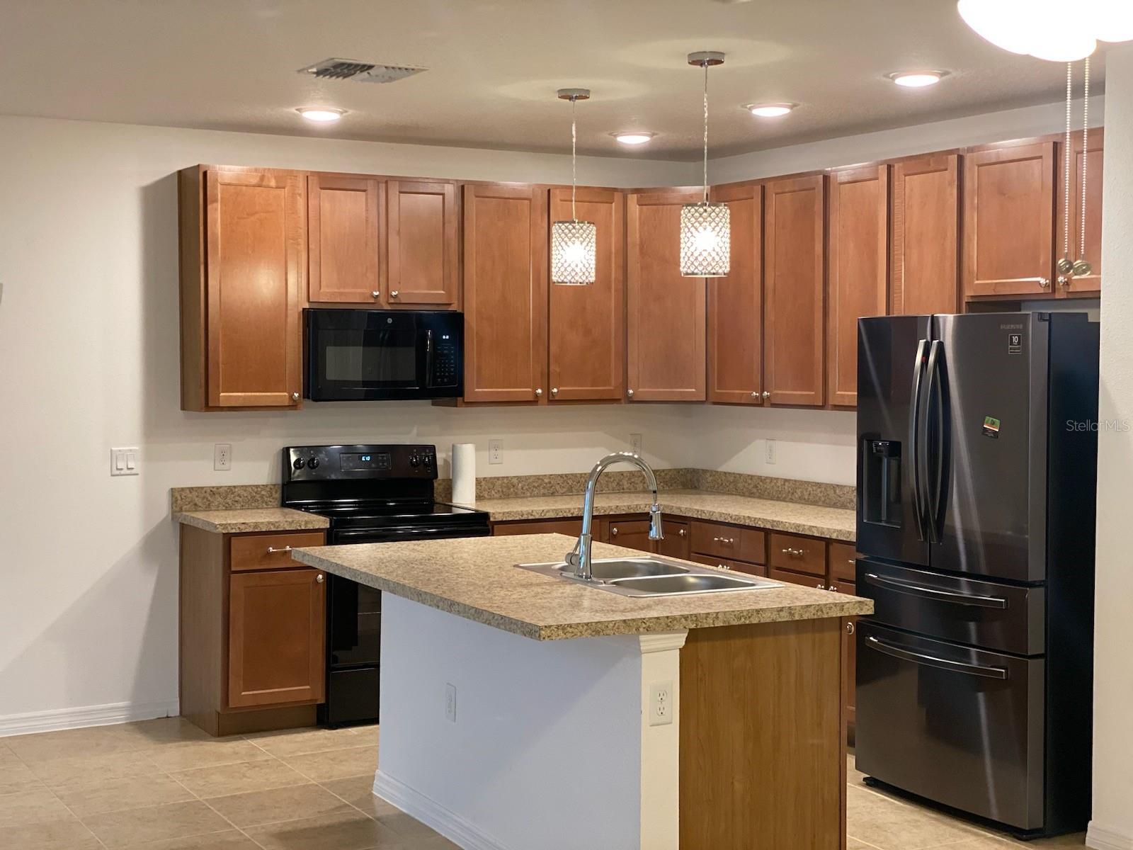 1002 DESMOINES LN