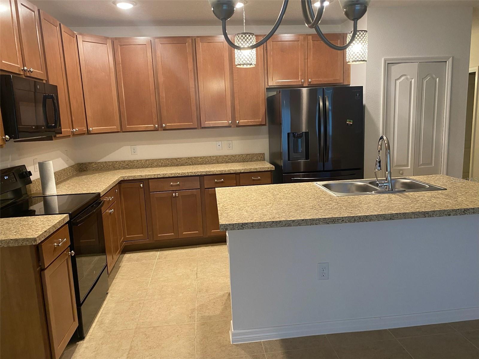 1002 DESMOINES LN