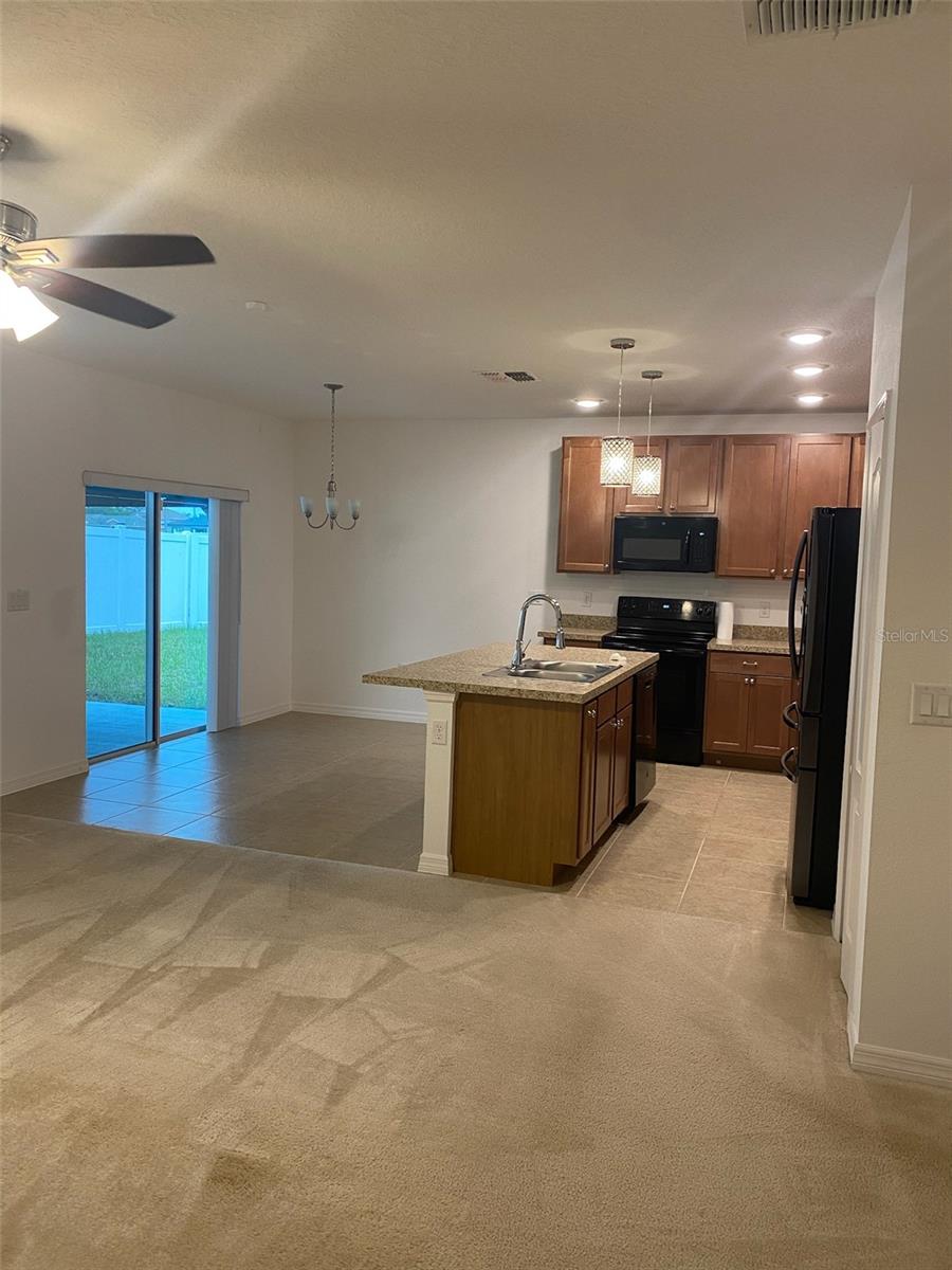 1002 DESMOINES LN