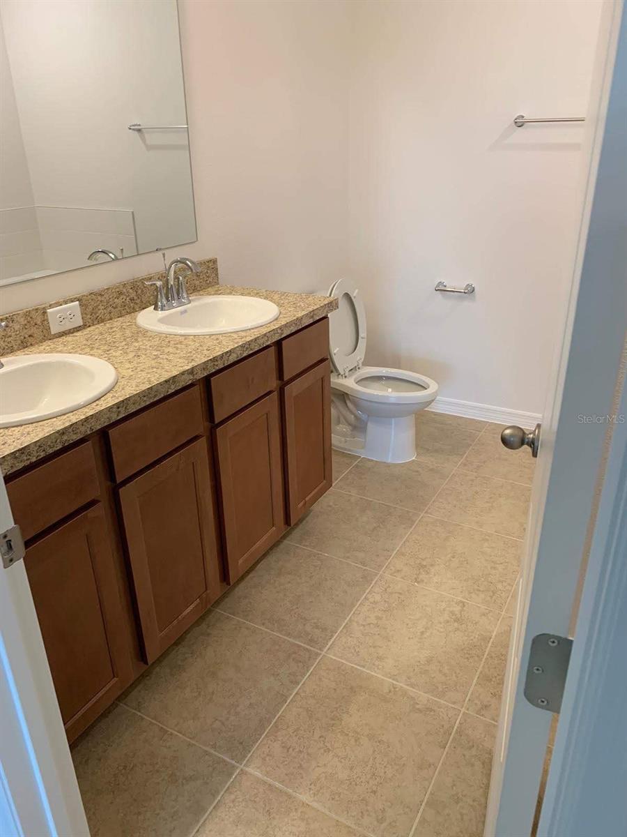 1002 DESMOINES LN