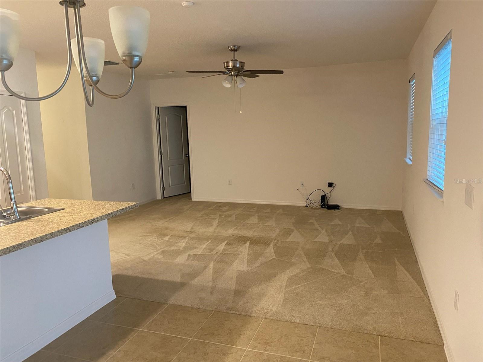 1002 DESMOINES LN