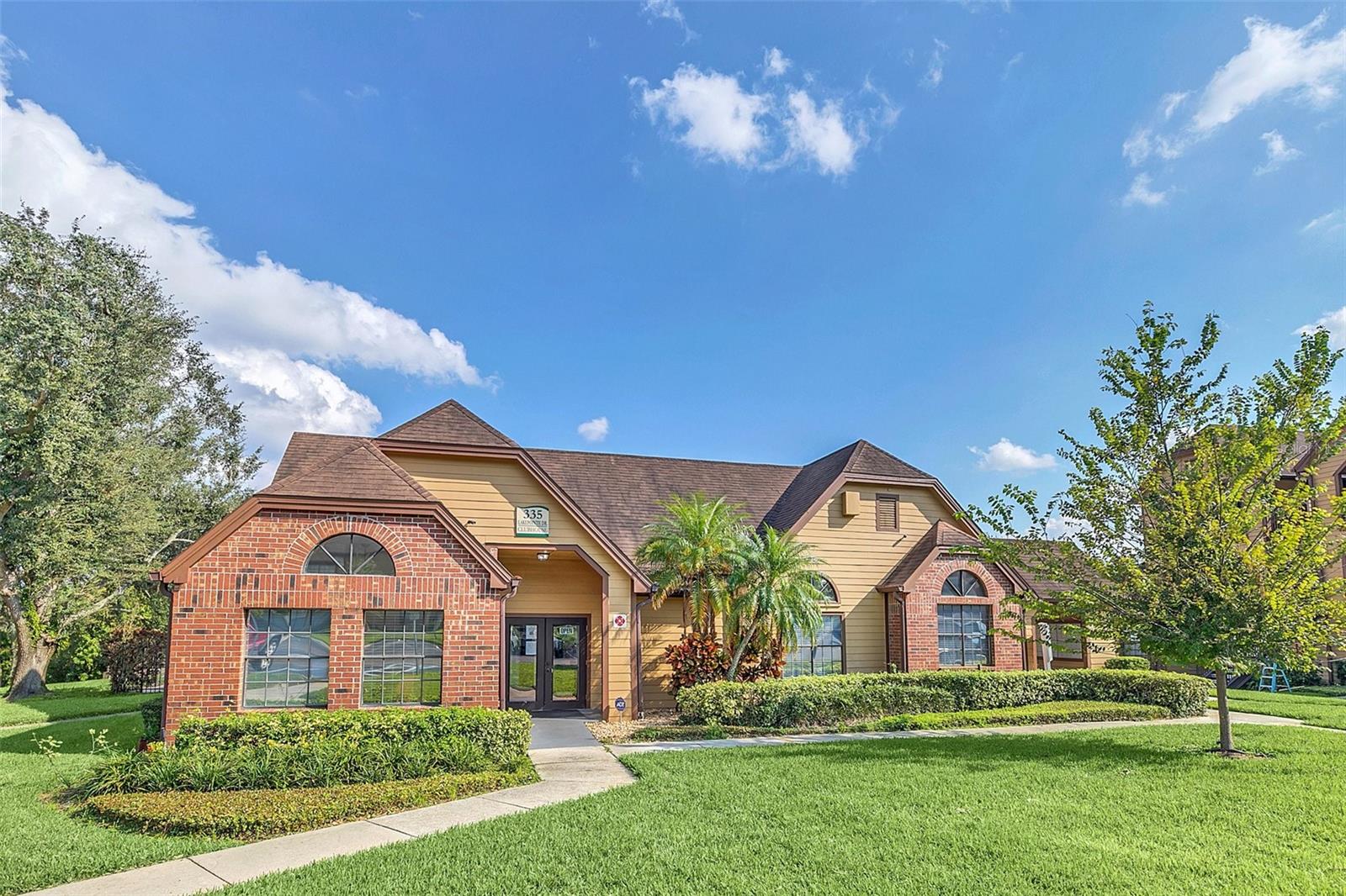 305 LAKEPOINTE DR #101